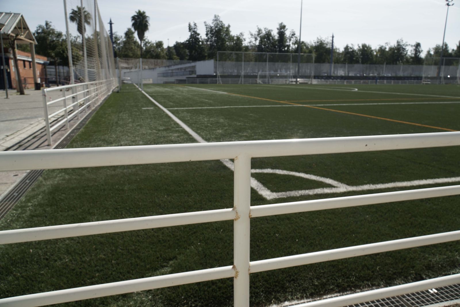 Las vallas de hierro donde se abrió la cabeza un niño federado en San Jerónimo Parque.