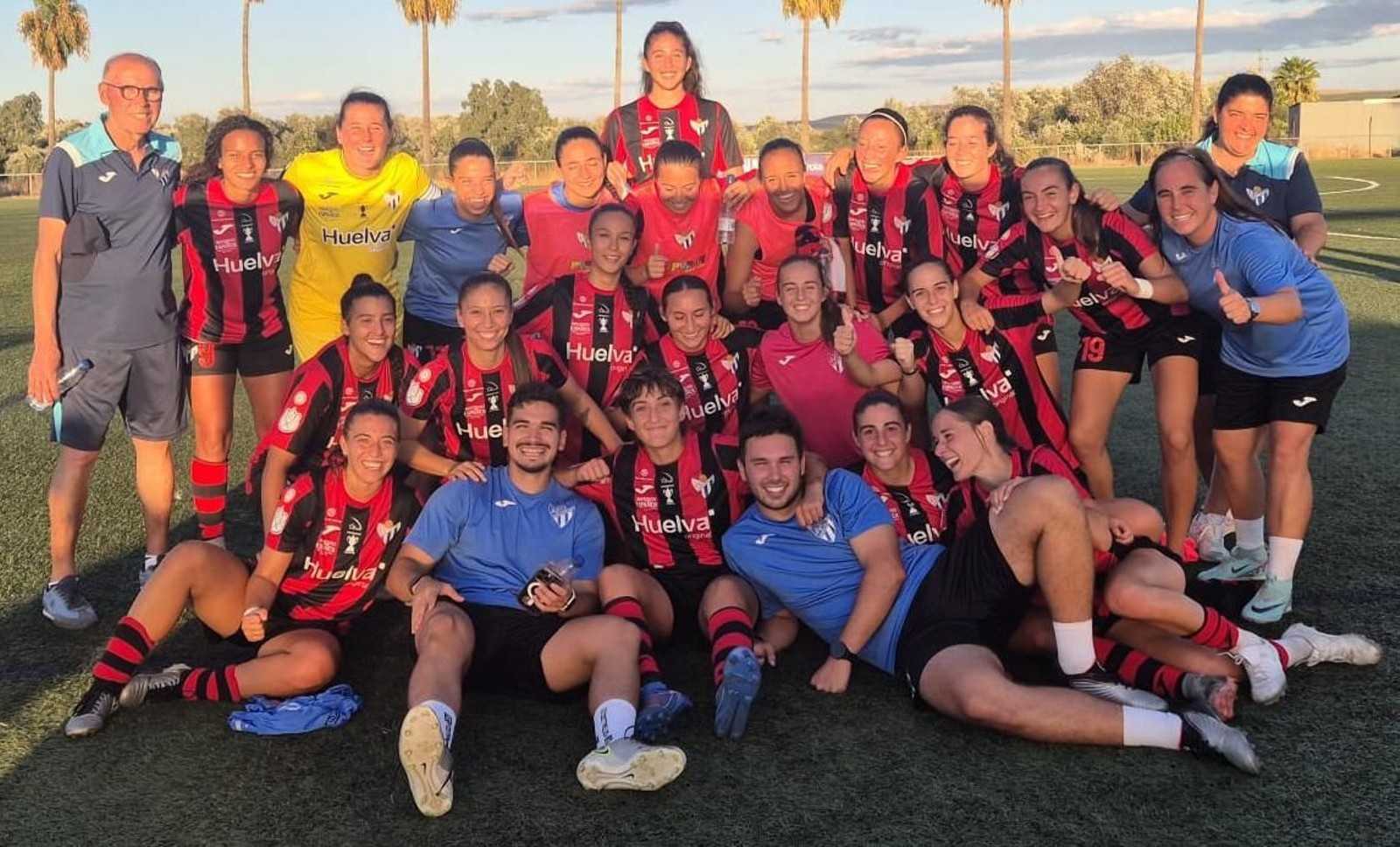 Las jugadoras del Sporting celebran el triunfo en Córdoba.