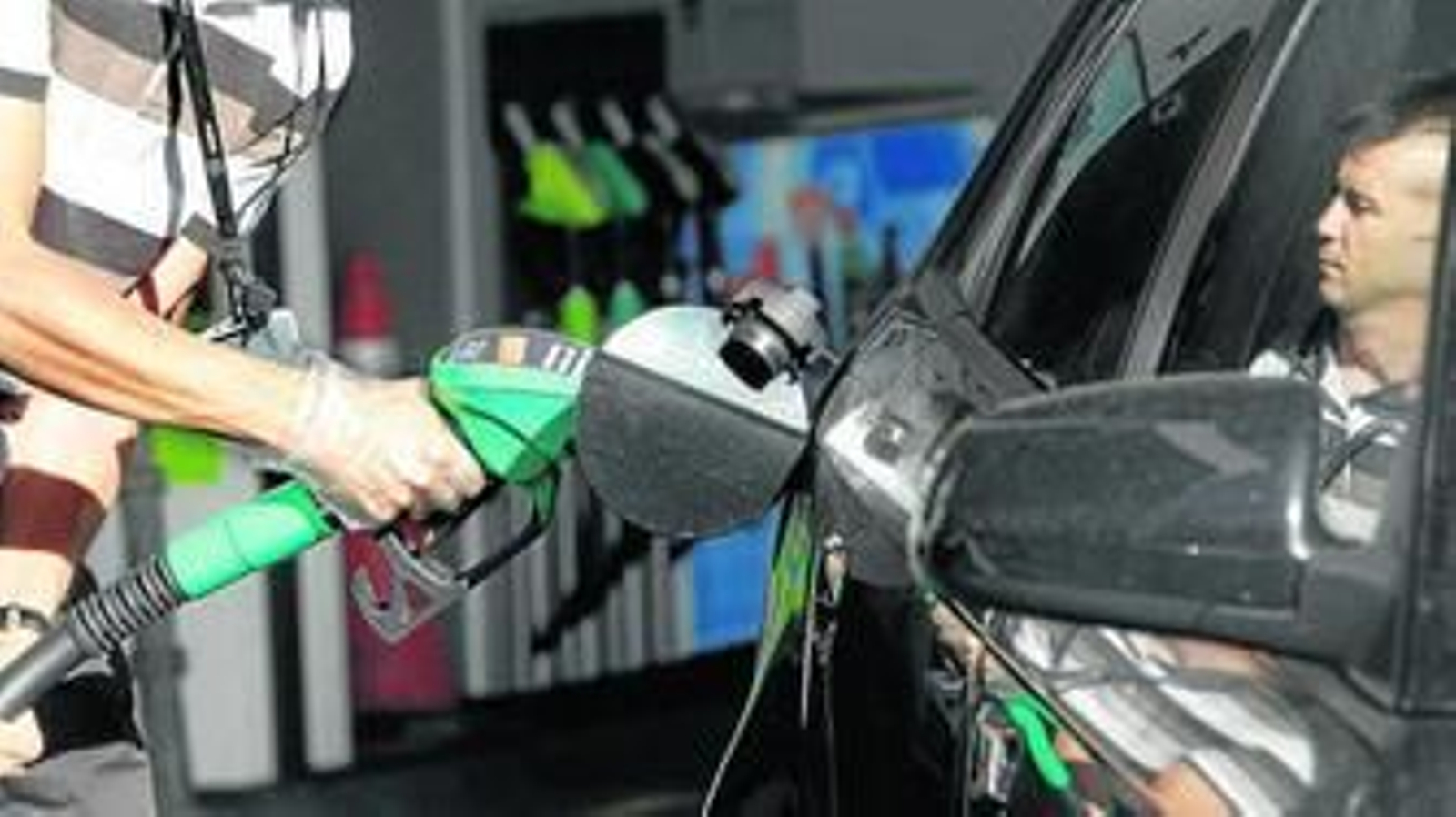Un conductor reposta en una gasolinera de Madrid.