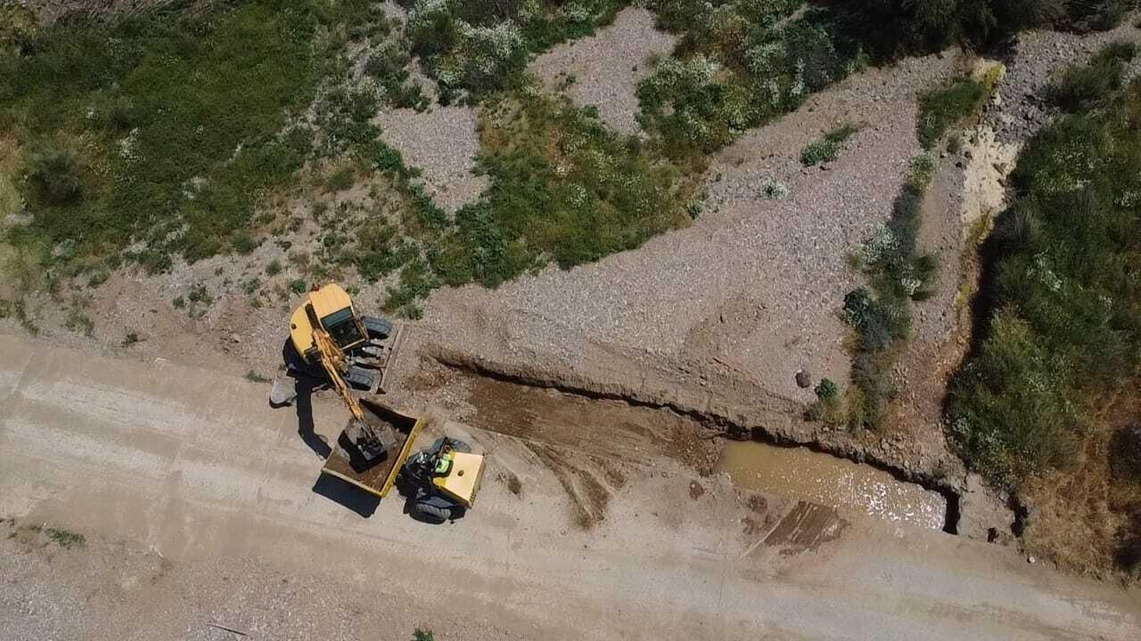 Una máquina trabaja en un cauce en Belmez. Una máquina trabaja en un cauce en Belmez.