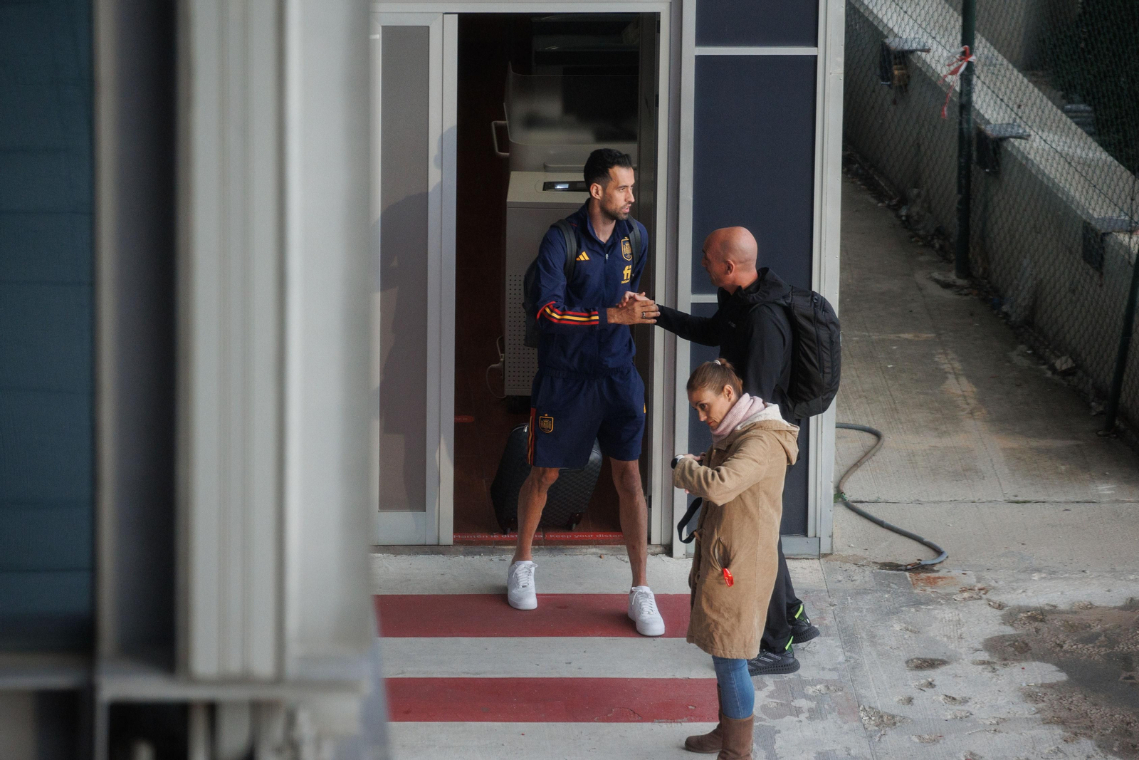 La fotos de la llegada de una selección fracasada