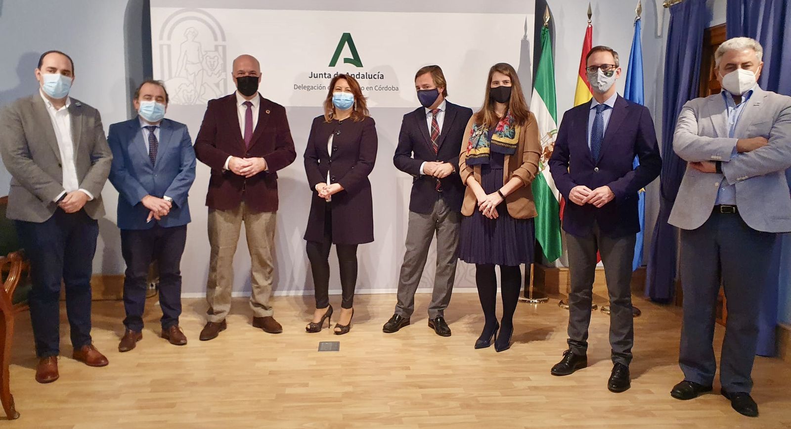 La consejera de Agricultura, en el centro, con el resto de dirigentes institucionales.