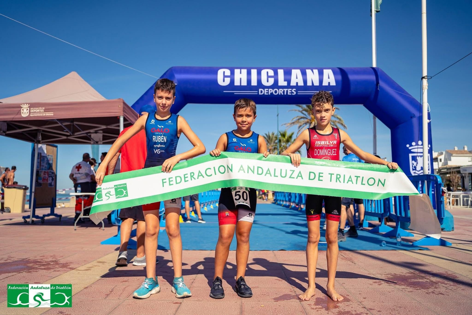 Dos de los componentes del club roquetero posan en el podio de su categoría a la conclusión de la prueba.
