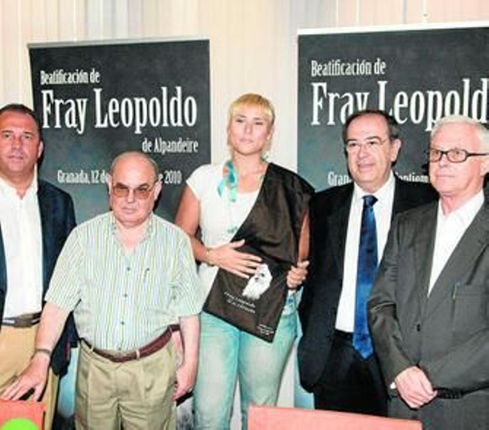La cantante granadina Rosa López anunció ayer su participación en la beatificación y recibió su alforja de peregrina.
