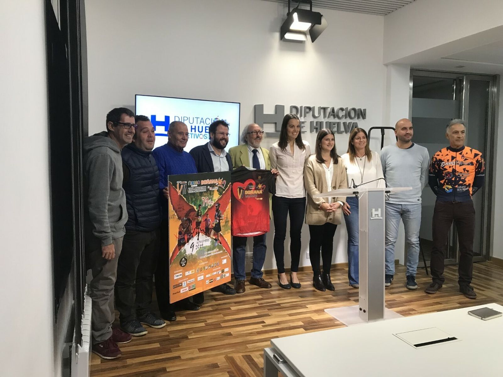 Organizadores, patrocinadores y voluntarios, en la rueda de prensa en la Diputación.