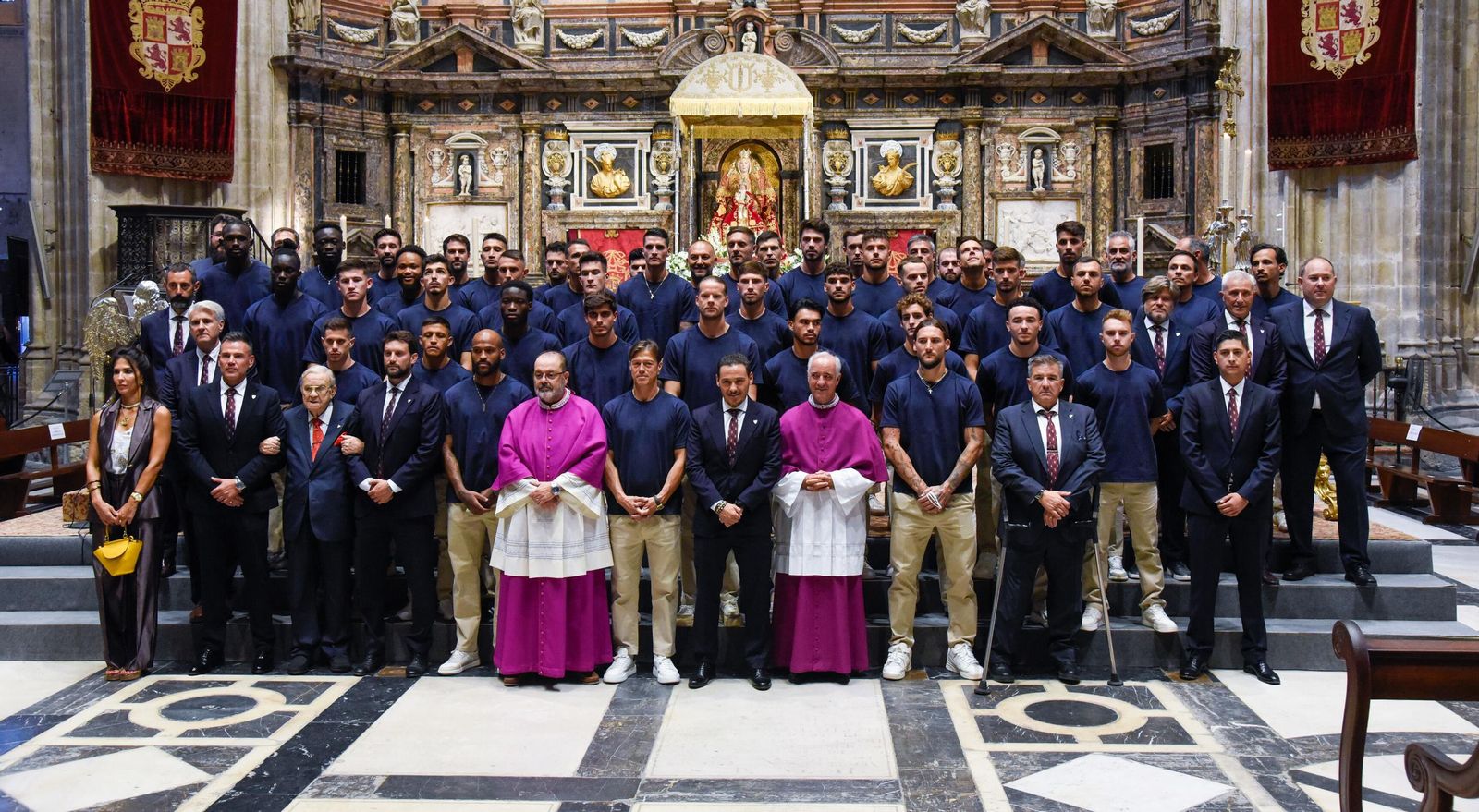 Miembros del consejo, cuerpo técnico y plantilla, ante la Virgen de los Reyes.