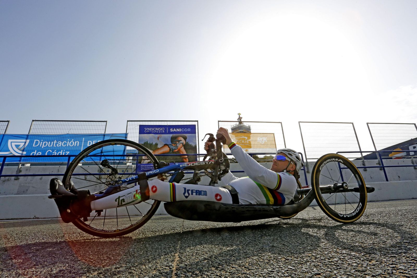 Un ciclista de handbike rueda en el Circuito de Jerez.
