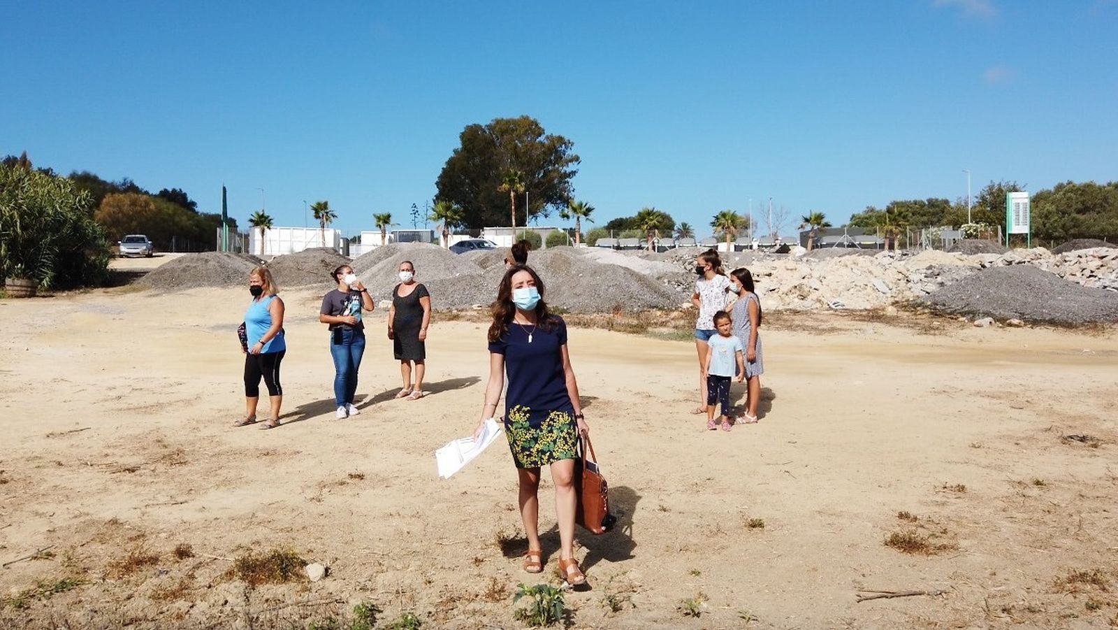 La edil Carmen Roa con algunos vecinos del  solar conflictivo.