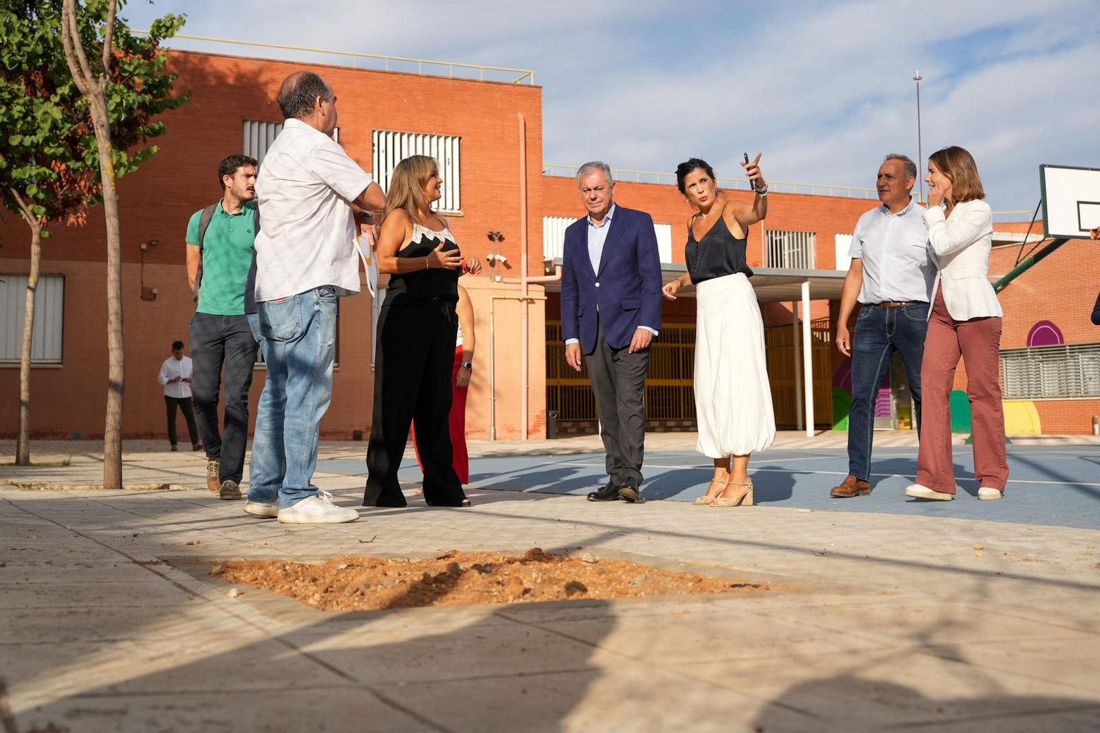 El alcalde visita el CEIP Isbilya, donde se plantarán árboles y se han renovado las pistas deportivas.