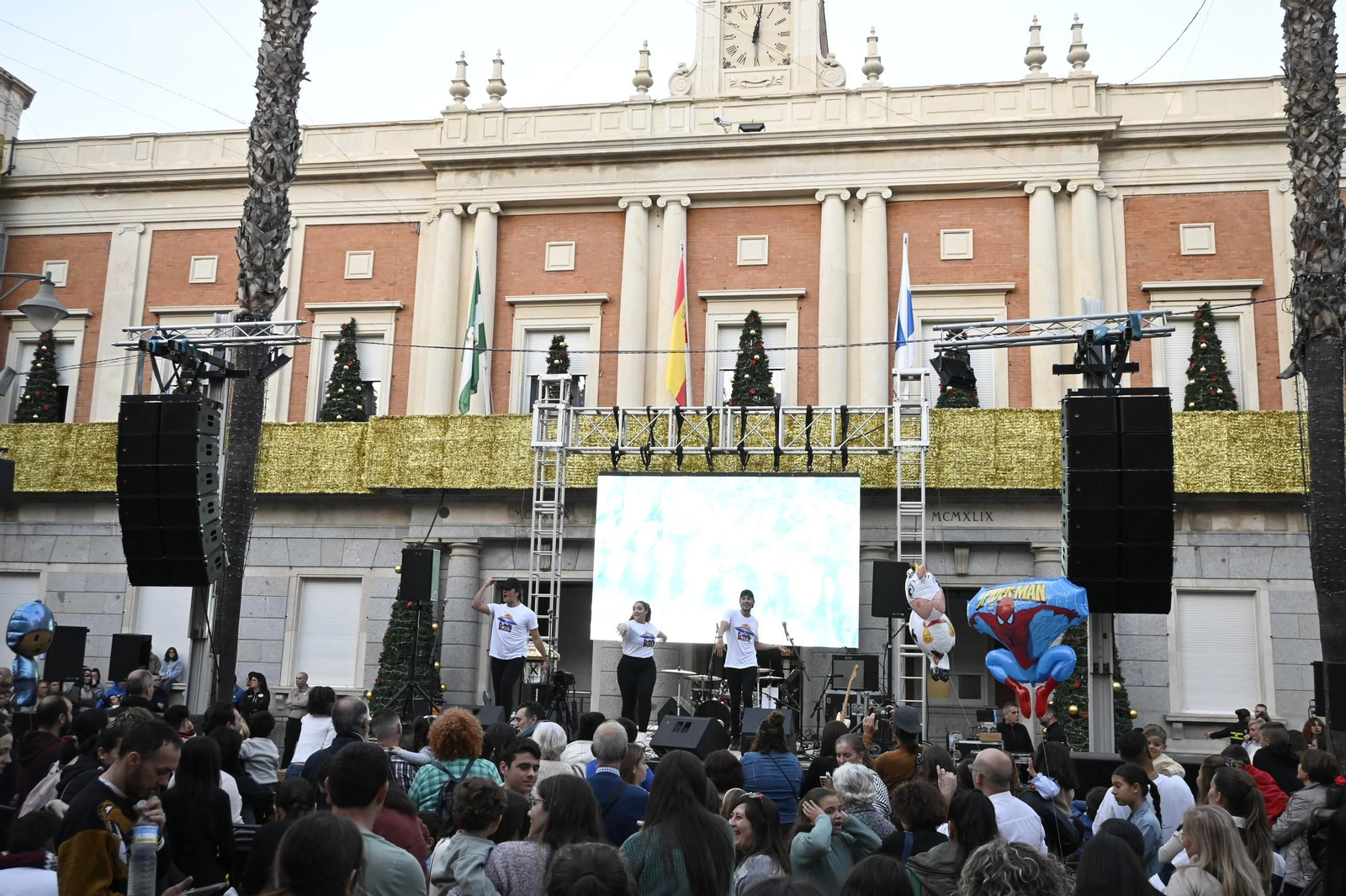 Imágenes de la nevada y alumbrado navideño en Huelva