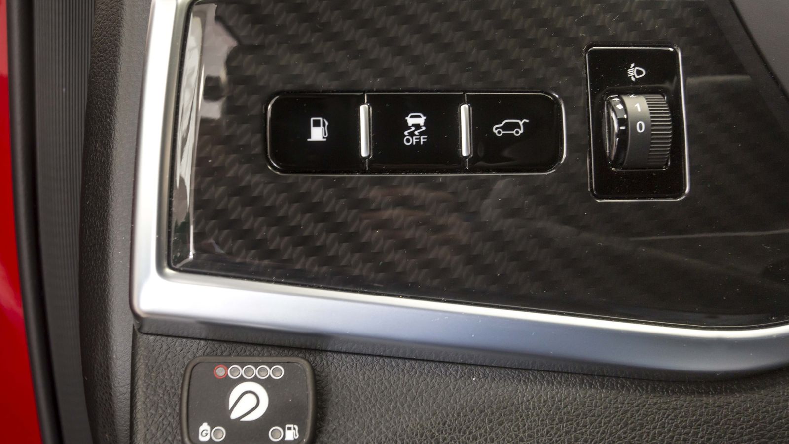 El mismo módulo en el que se sitúa el selector del tipo de combustible que utiliza el motor integra, como es habitual, el indicador del nivel del depósito de gas licuado.