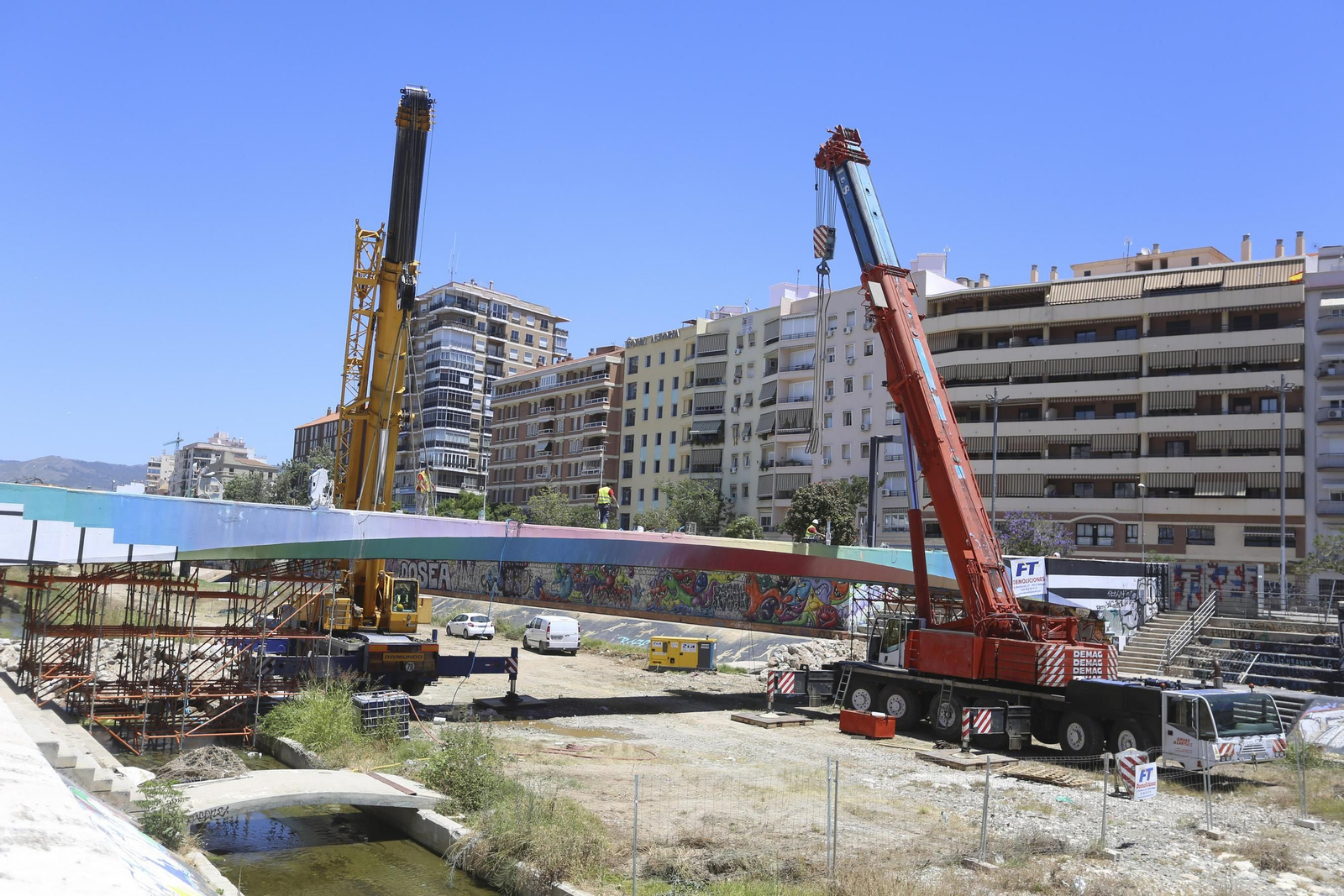 La demolición del puente peatonal junto al CAC Málaga. La demolición del puente peatonal junto al CAC Málaga.