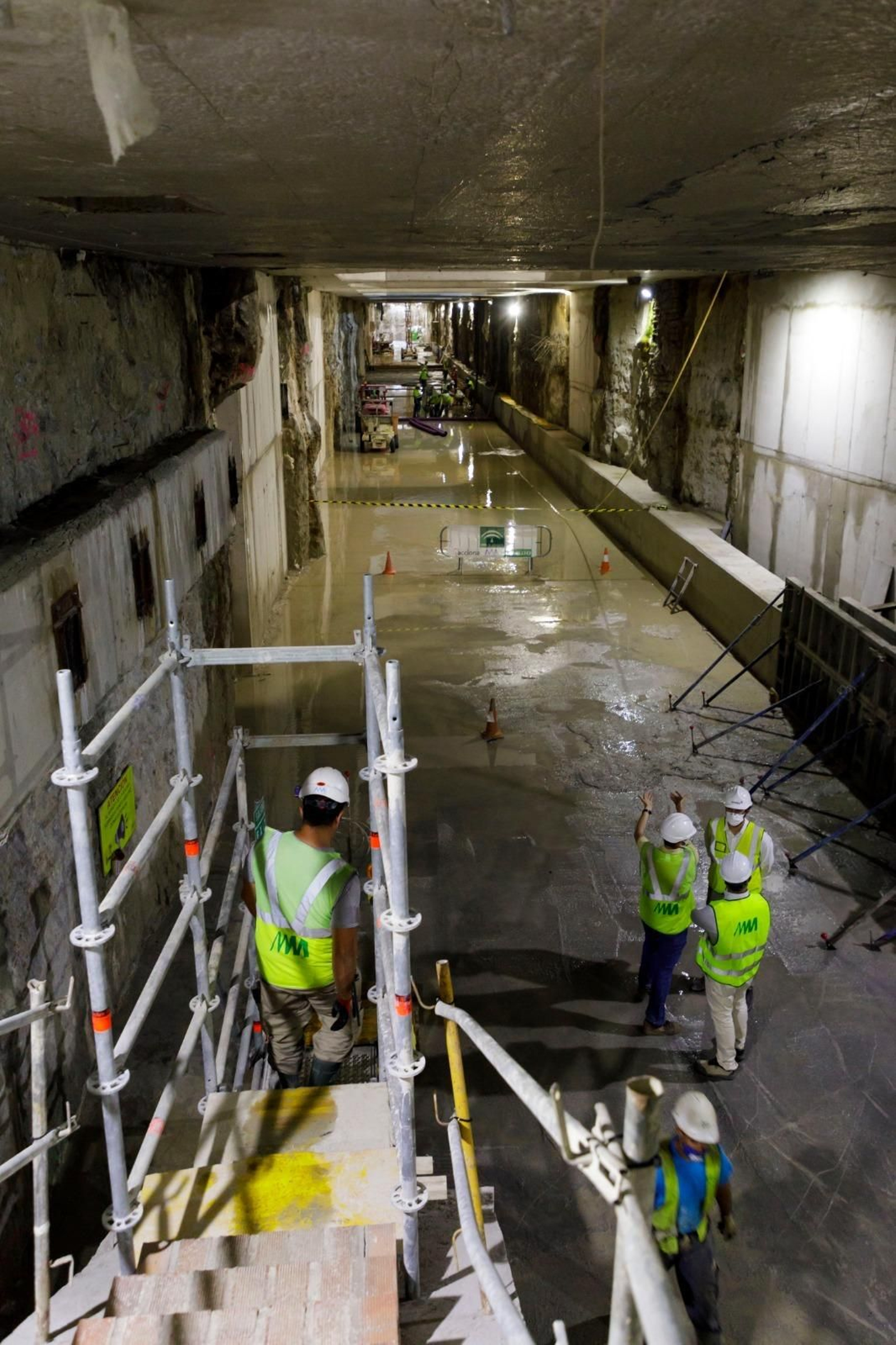 El túnel del Metro de Málaga hacia el centro y sus restos arqueológicos.