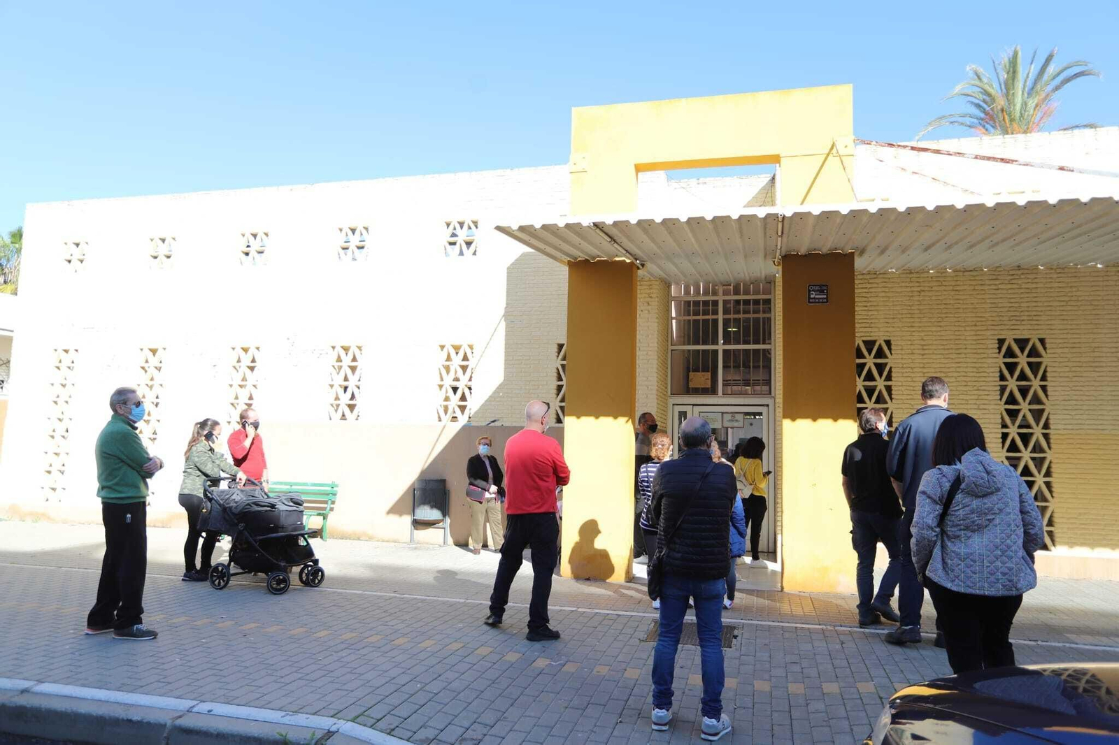 Usuarios esperan a las puertas del centro de salud del Molino de la Vega. Usuarios esperan a las puertas del centro de salud del Molino de la Vega.