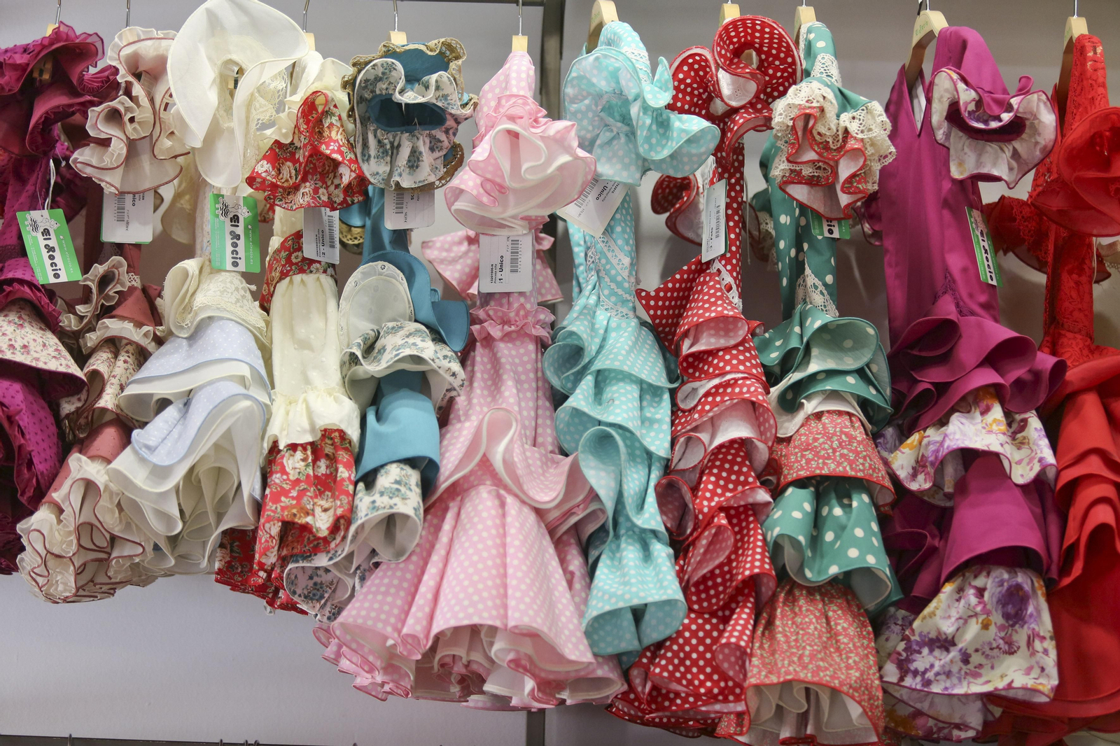Las tendencias en trajes de flamenca para ir a la Feria de Málaga, en fotos