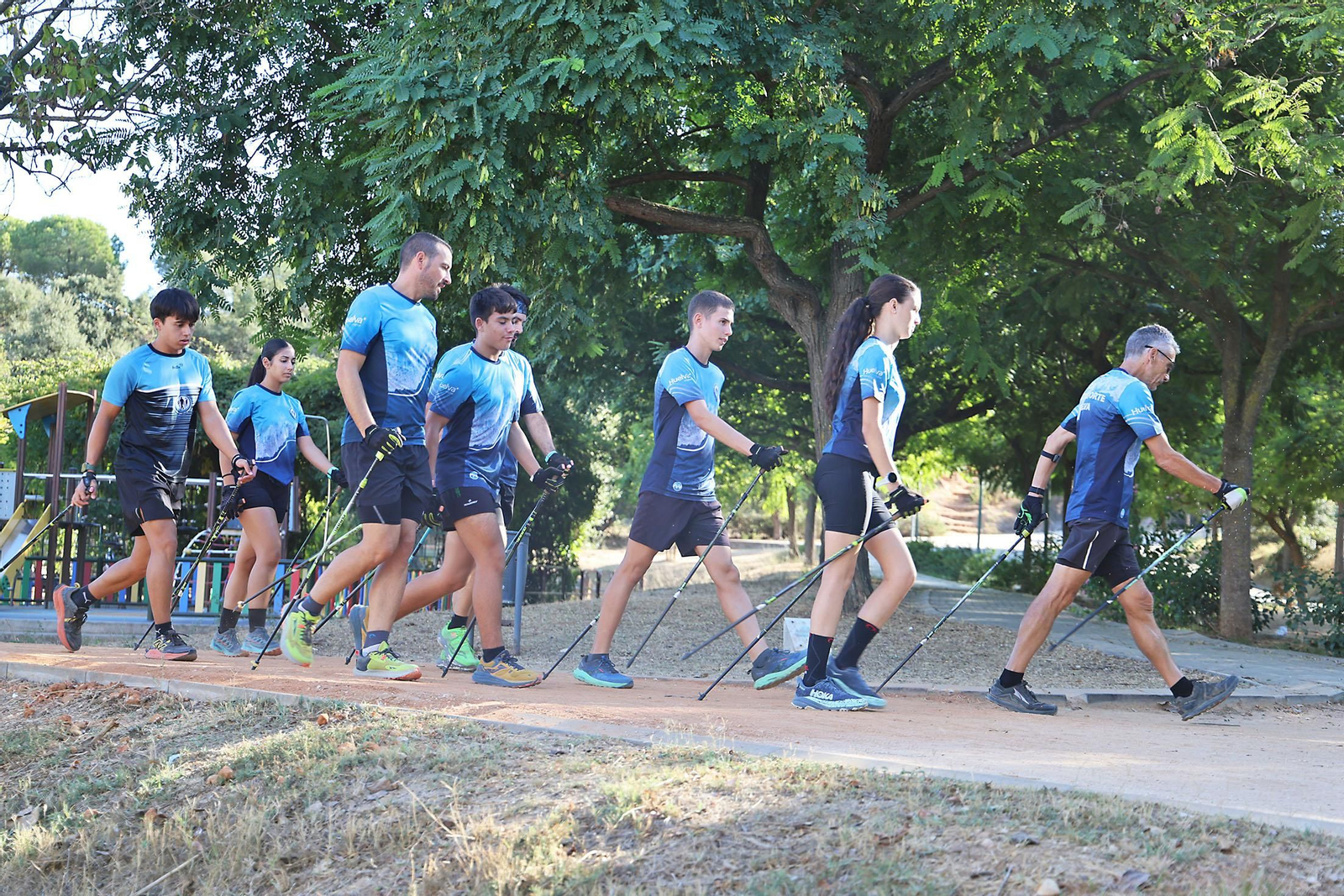 Imágenes de un entrenamiento de marcha nórdica del CD Multideportes
