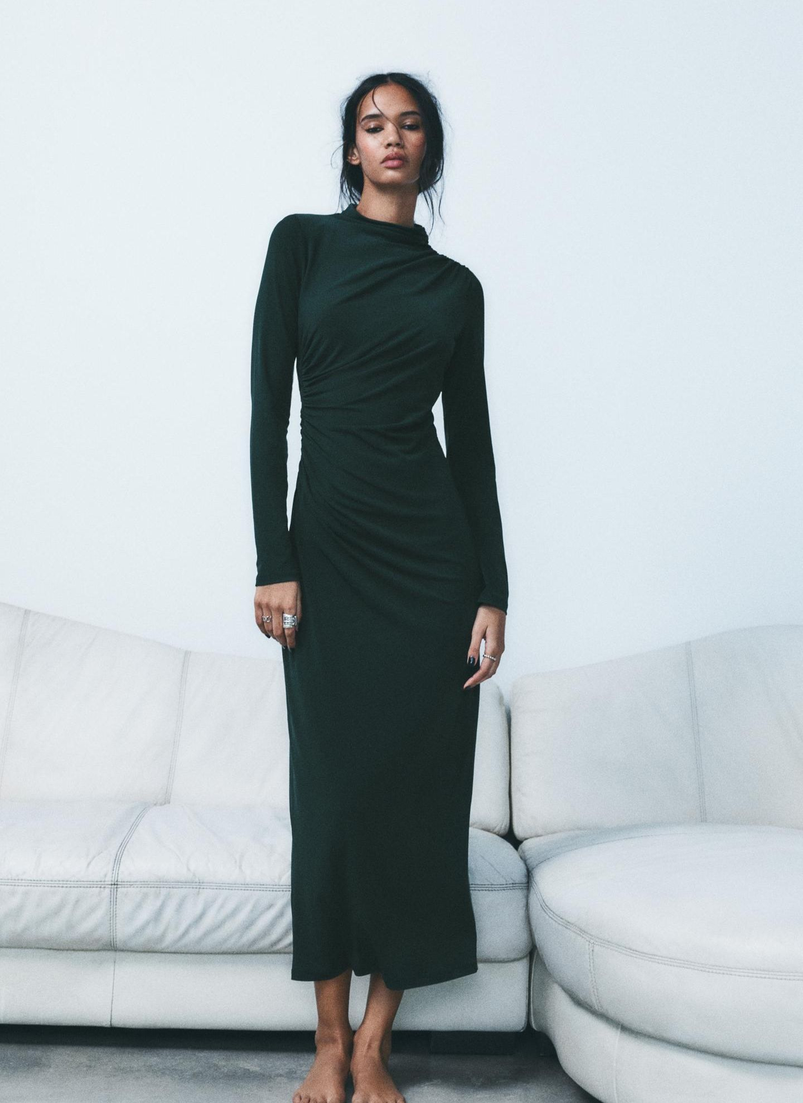 Vestido negro y drapeado de Zara.