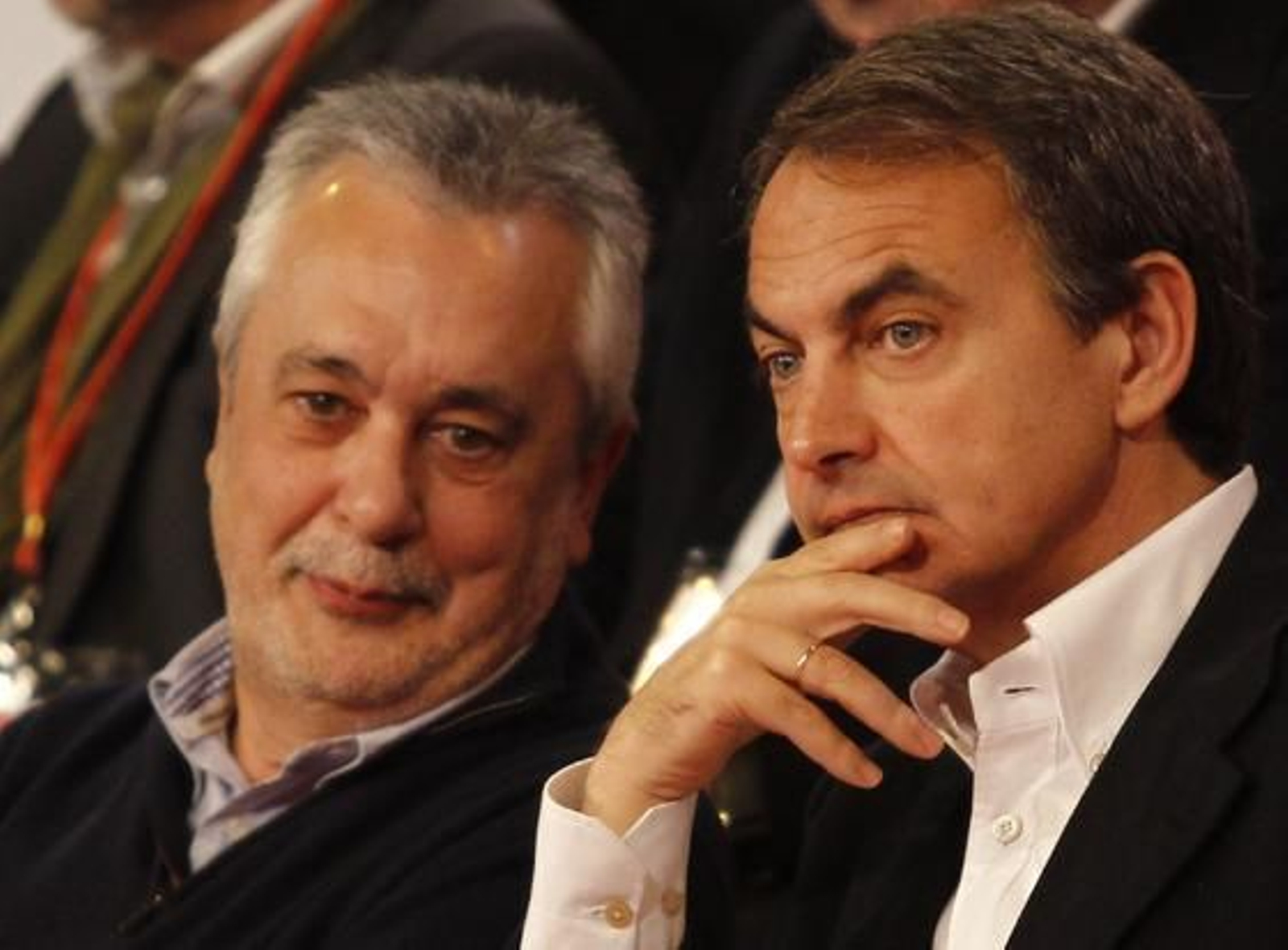 Griñán y Zapatero, sentados en la grada. / Antonio Pizarro