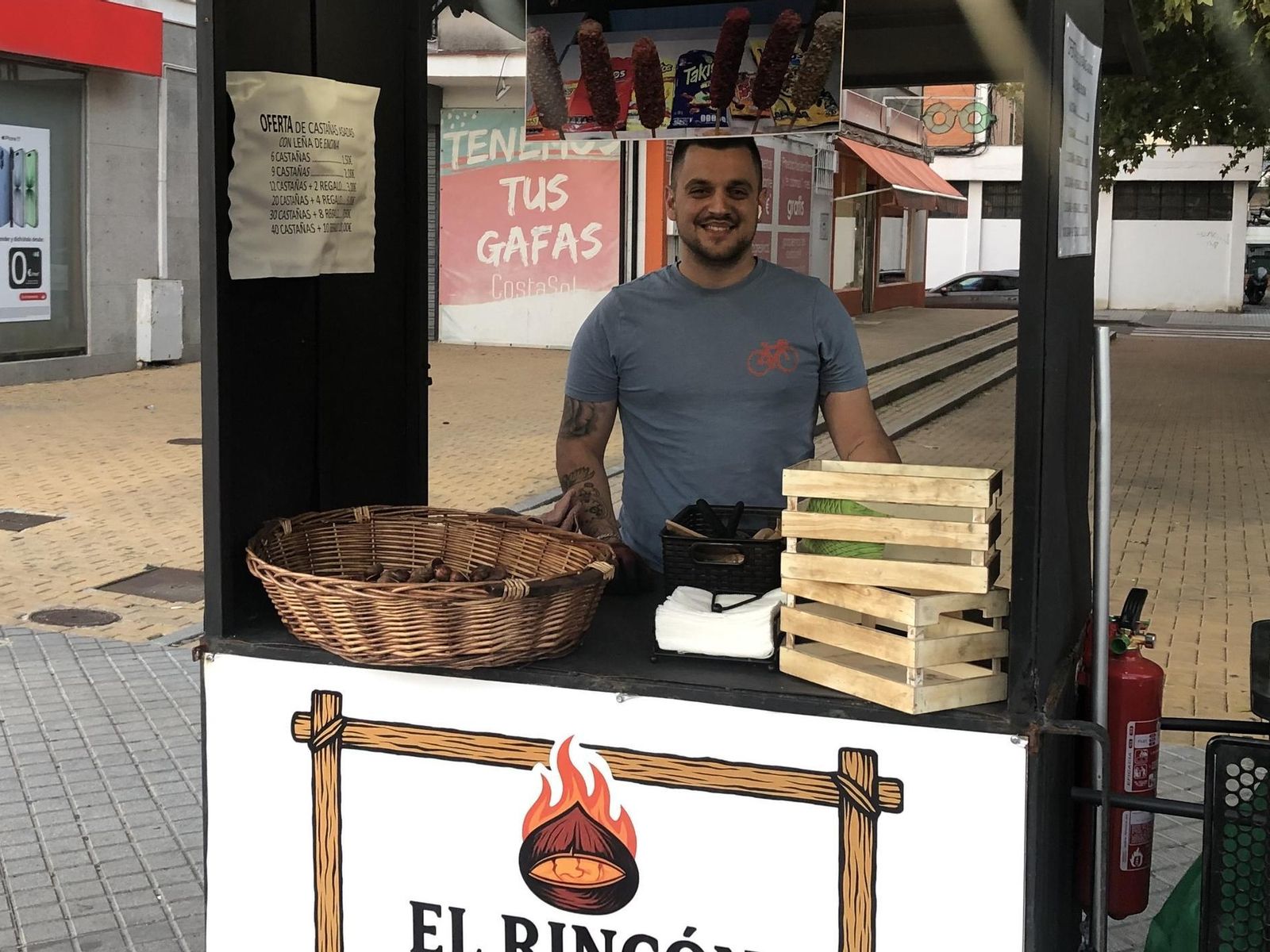 Carlos Ruiz, en su puesto de la Plaza de Andalucía.