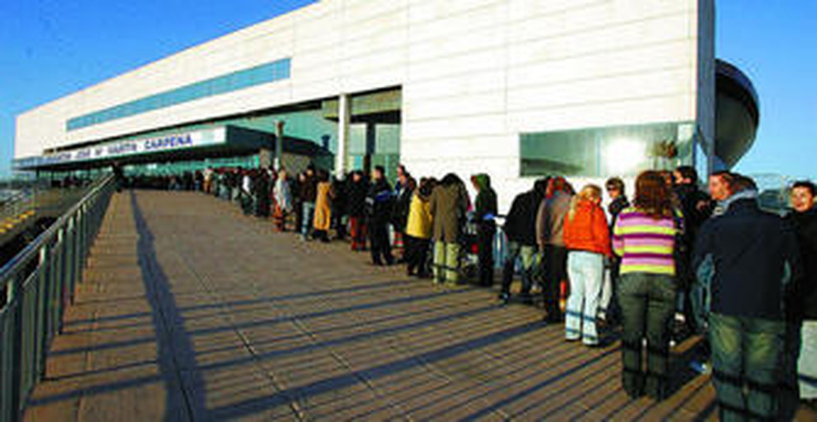 Decenas de personas hacen cola para acceder al Martín Carpena, donde se celebró el sorteo de VPO en diciembre de 2006.