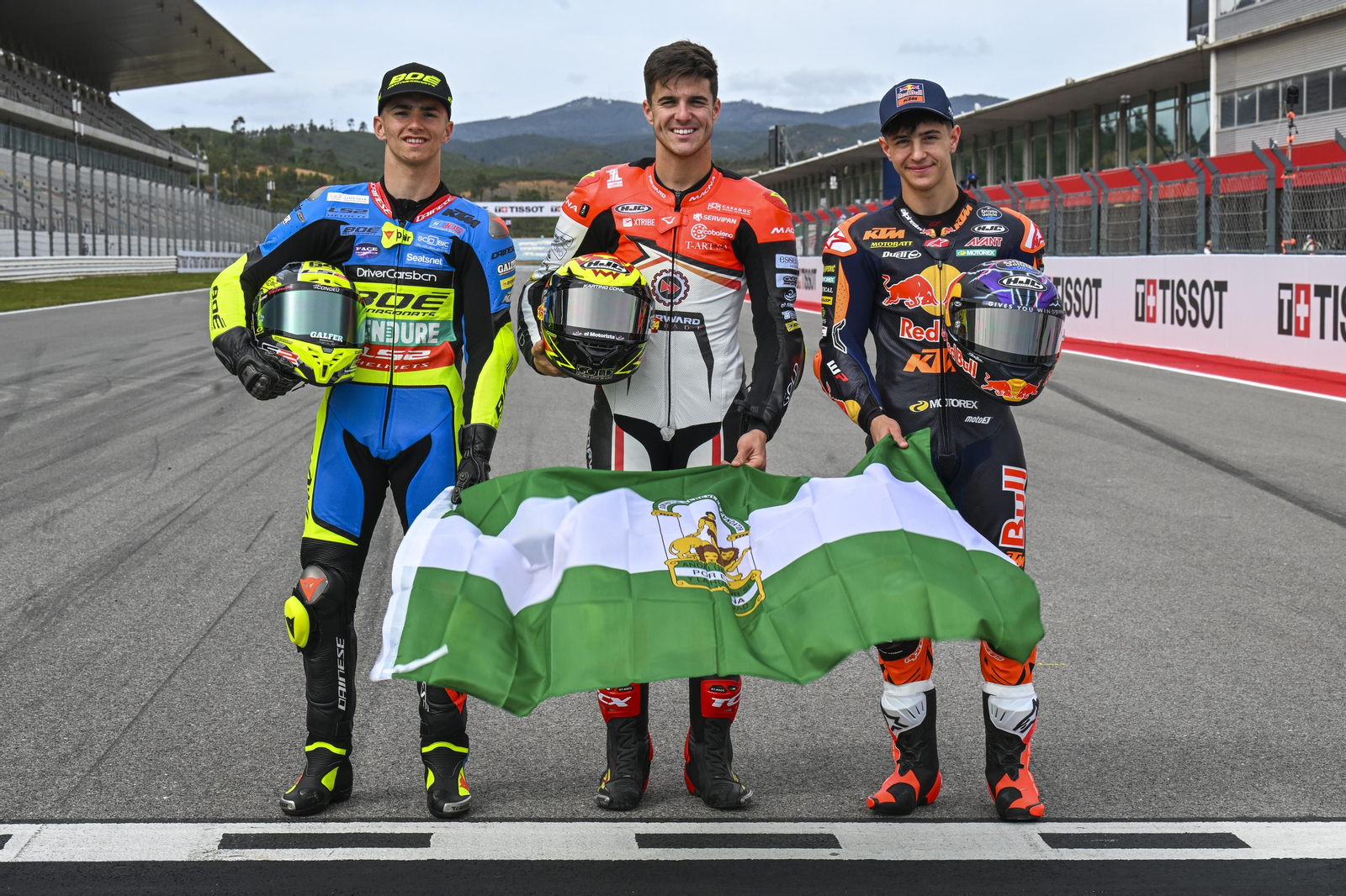 Marcos Ramírez, en el centro, junto a David Muñoz y Rueda, se suben este miércoles a la moto en Jerez.