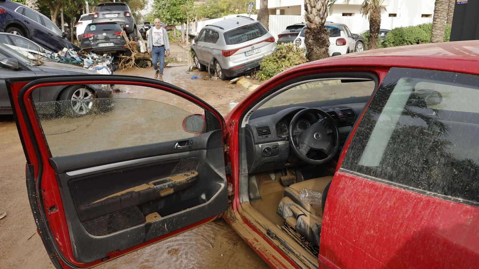 Así han quedado las calles de Valencia: desolación, barro y coches amontonados