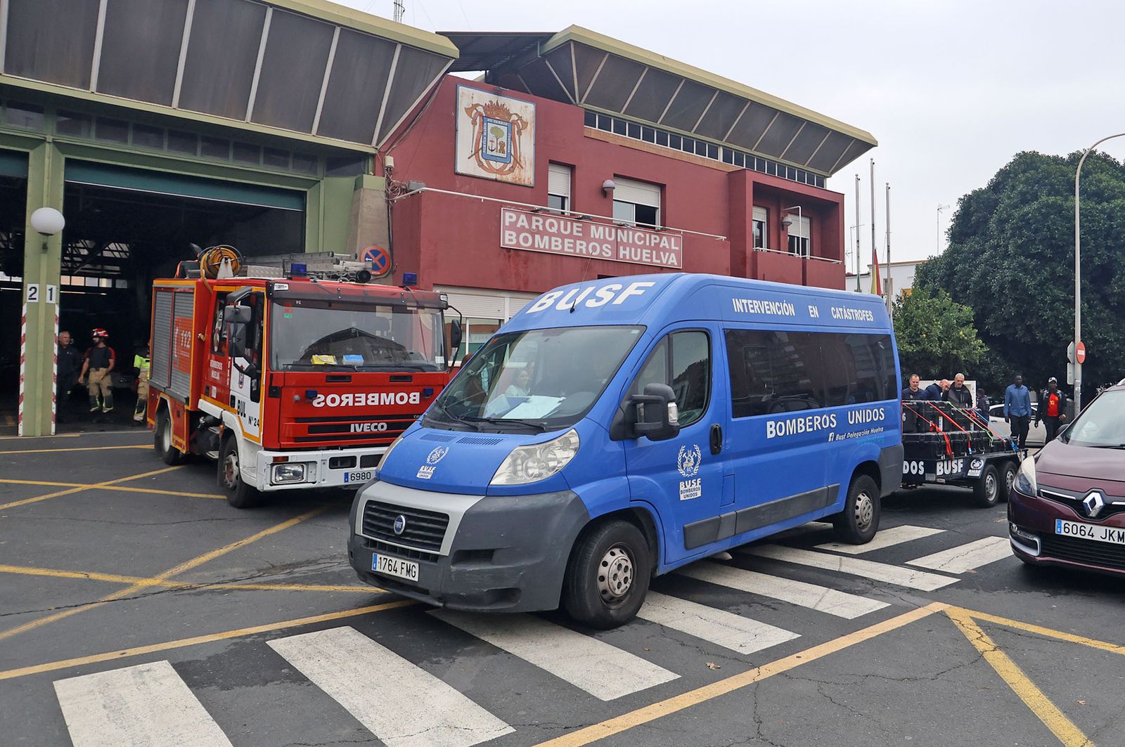 Imágenes de la partida de los bomberos de BUSF Huelva hacia Valencia