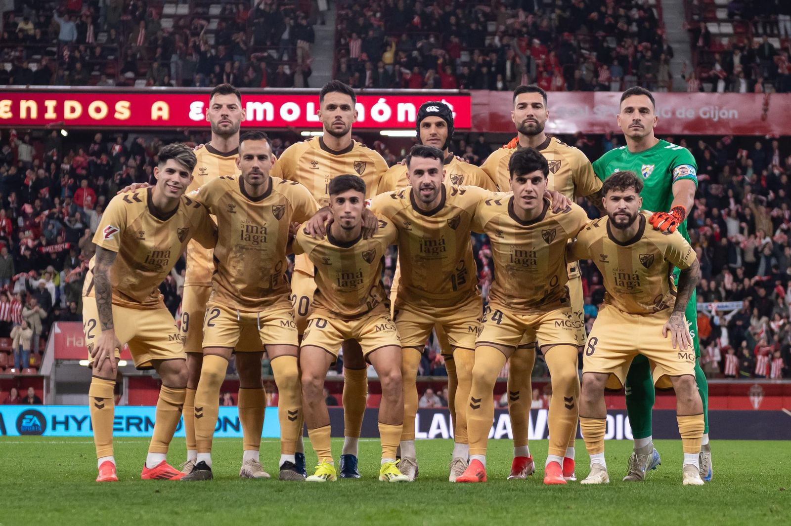 El once inicial del Málaga CF en El Molinón