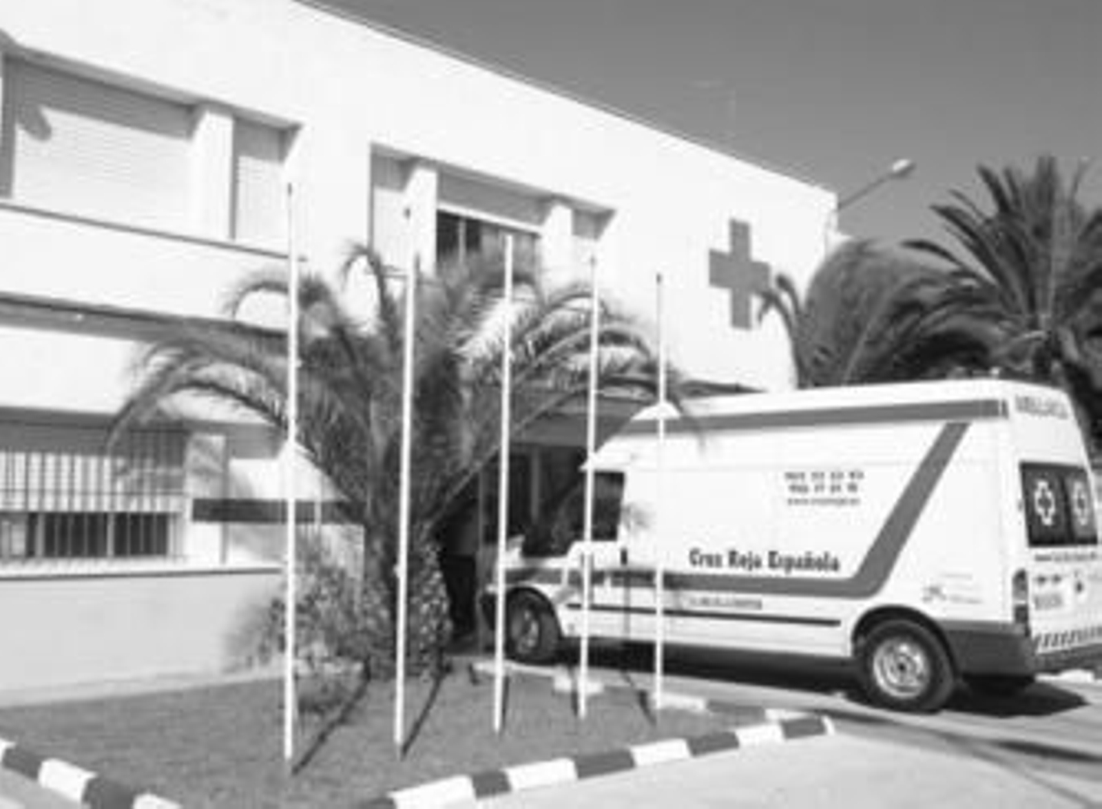 Una ambulancia de la Cruz Roja, estacionada en la puerta de la sede de esta entidad.