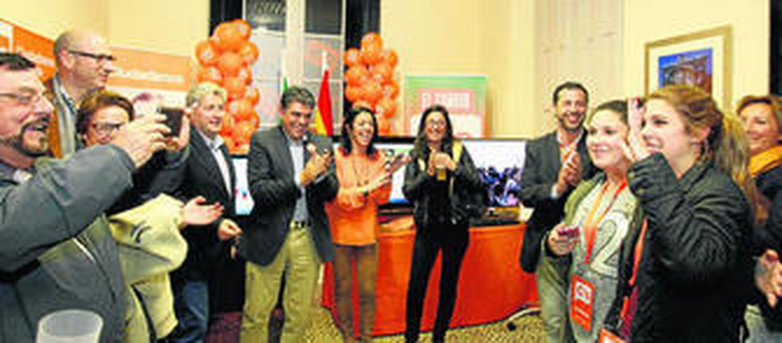 1. Marta Bosquet, radiante con sus compañeros tras el escaño conseguido. 2. La sede de C's en la calle García Alix, repleta tras el recuento 3, 5 y 6. Seguimiento de los votos y porcentajes en cada municipio y toda la comunidad andaluza. 4. La parlamentaria andaluza por Almería antes de hablar a su 'gente'.