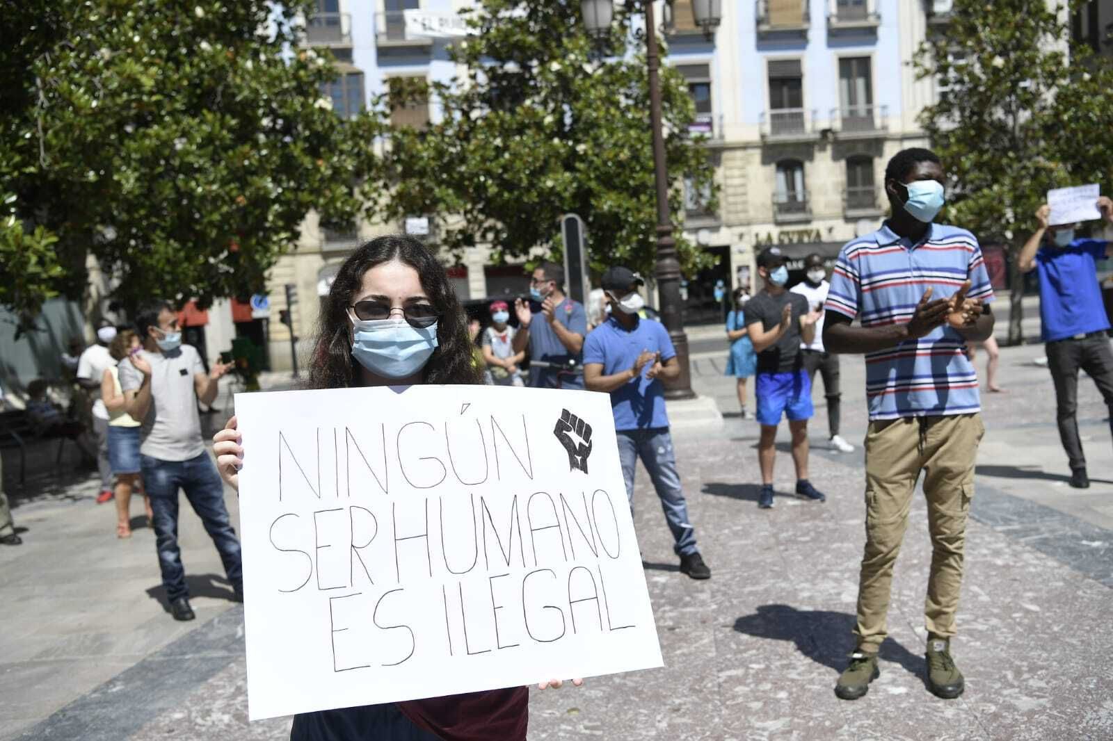 "Ningún ser humano en ilegal": fotos de la manifestación contra el racismo en Granada