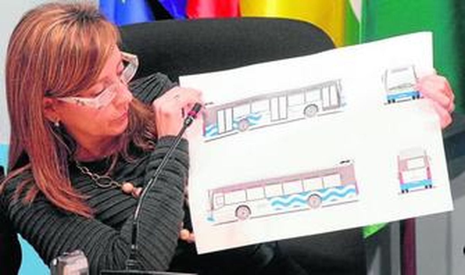 La alcaldesa muestra los nuevos autobuses urbanos de Jerez con la nueva imagen corporativa, ayer en rueda de prensa.