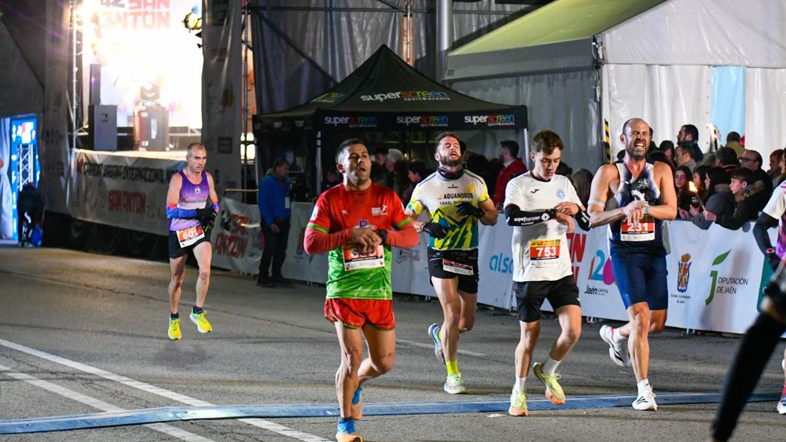 En imágenes: búscate en tu llegada a meta de la Carrera de San Antón 2025 (2)