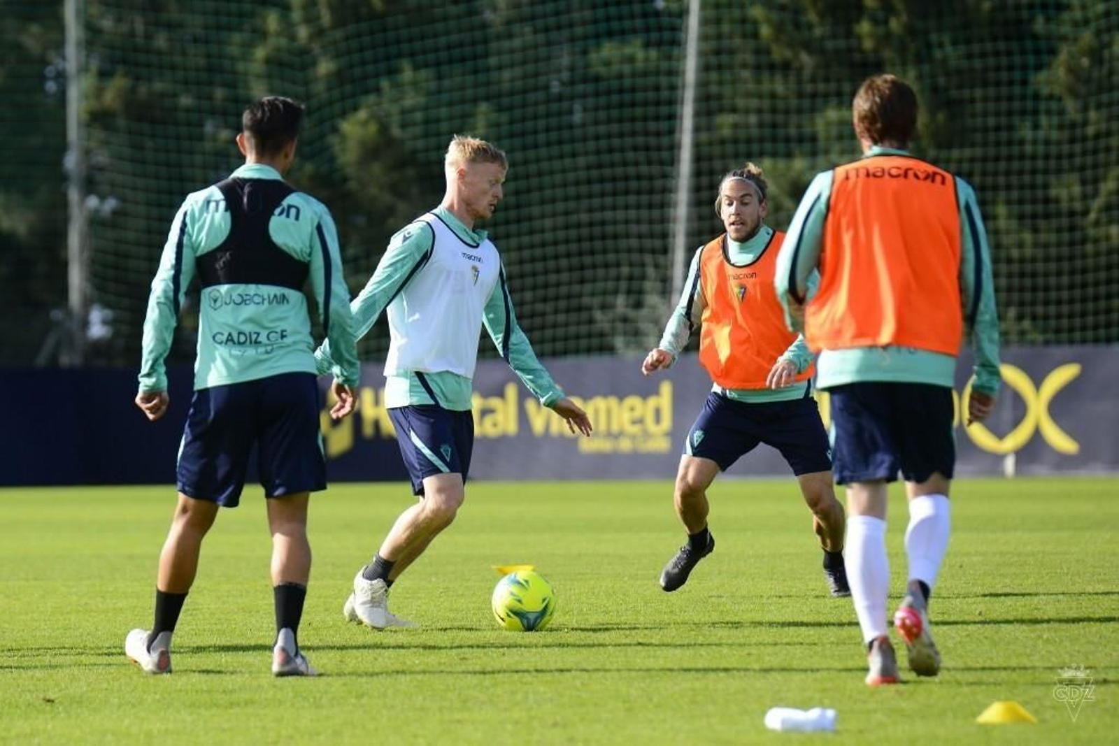 Jonsson con el balón en la sesión de viernes.
