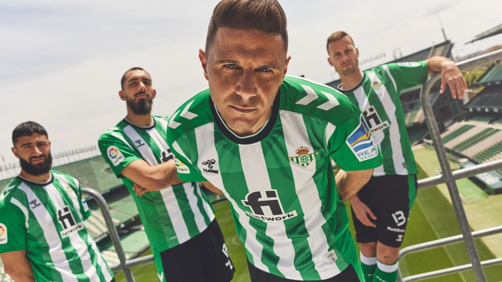 El capitán bético, Joaquín, posa junto a Fekir, Borja Iglesias y Canales para presentar la nueva equipación bética.