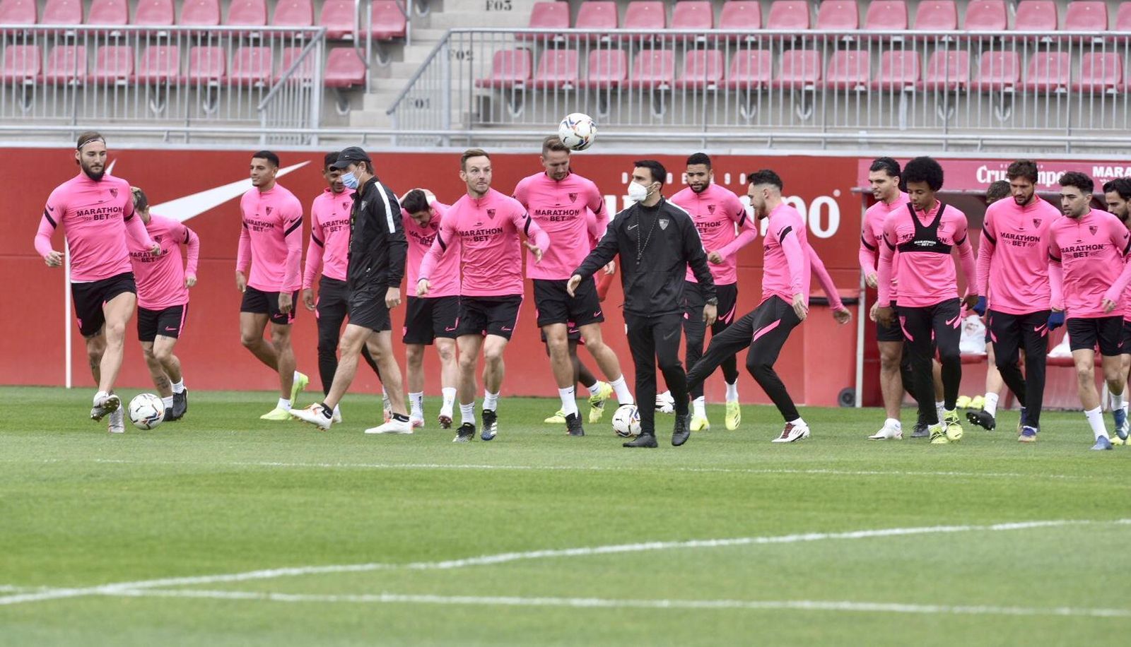 Rakitic, en el centro de un grupo de jugadores, vuelve al once titular.