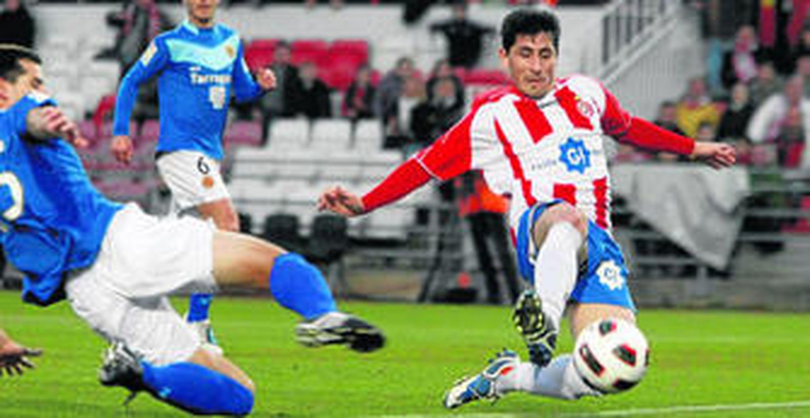 Peragón se lanza al césped para rematar a portería en uno de sus últimos partidos con el Girona, equipo del que luego se marchó al Nástic.