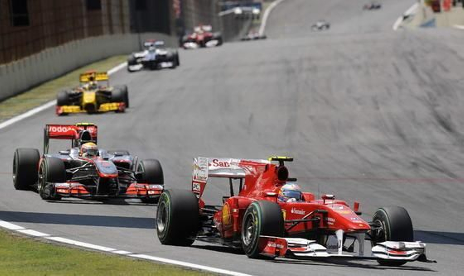 Alonso rueda por delante de Hamilton tras adelantarlo en las primeras vueltas. / EFE