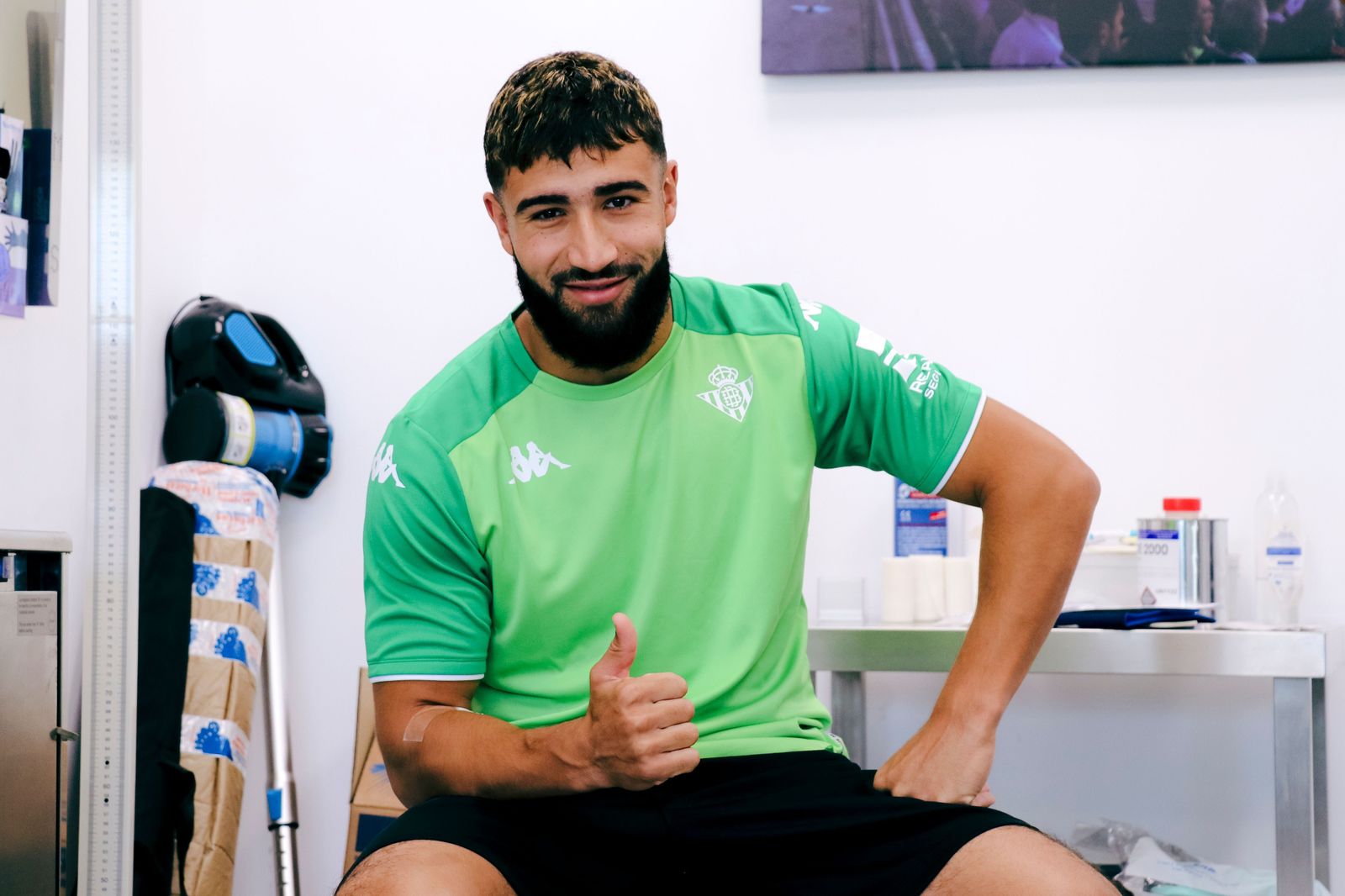 Fekir realiza un gesto de aprobación.