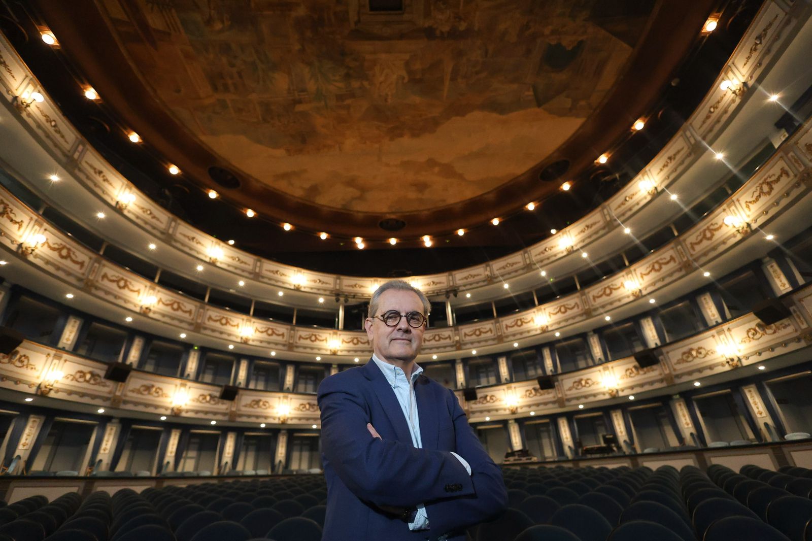 Juan Antonio Vigar posa en el Teatro Cervantes pocos días antes de acoger la gala de inauguración.