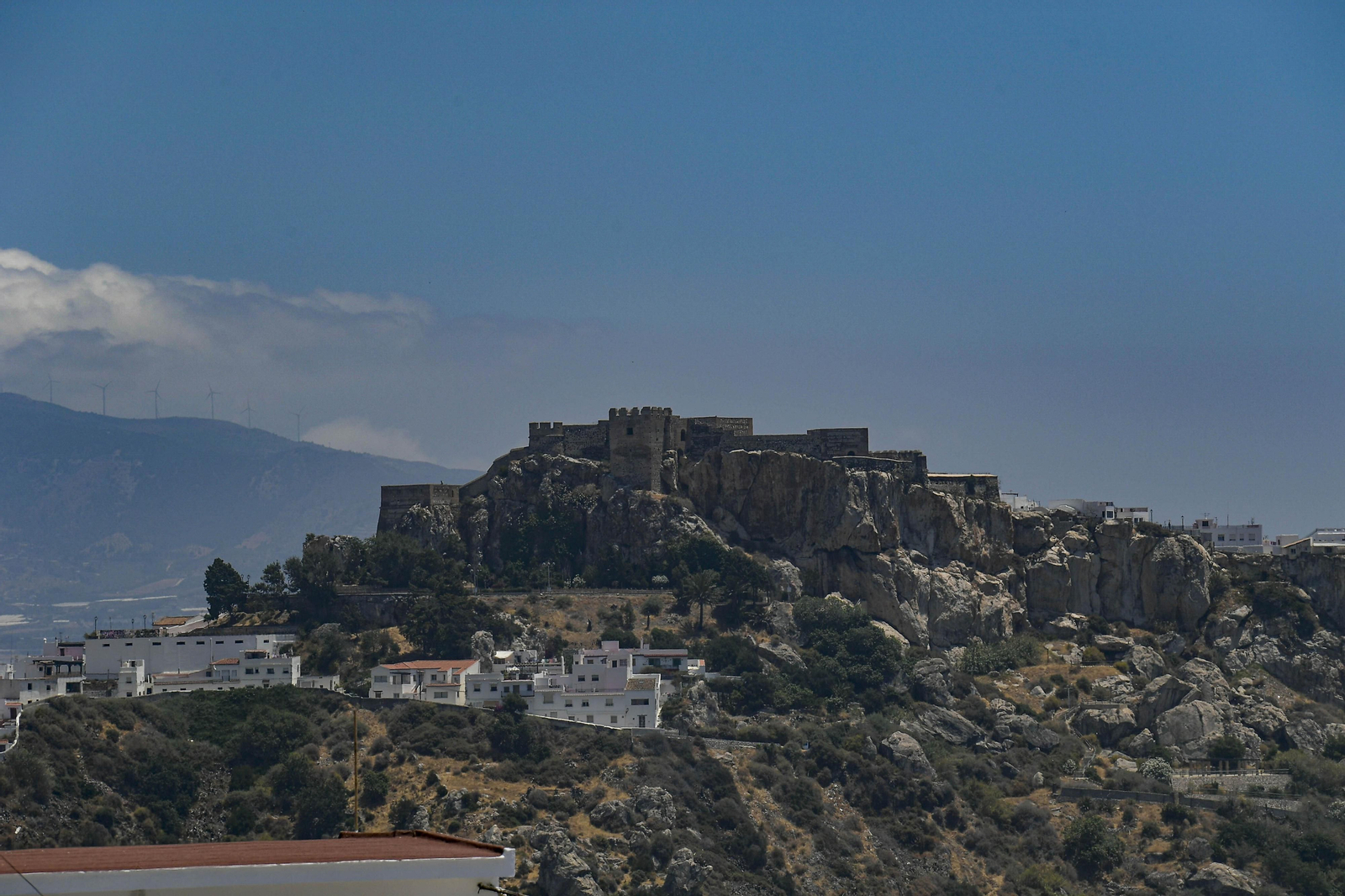 Salobreña pide a sus vecinos no salir de casa por el virus