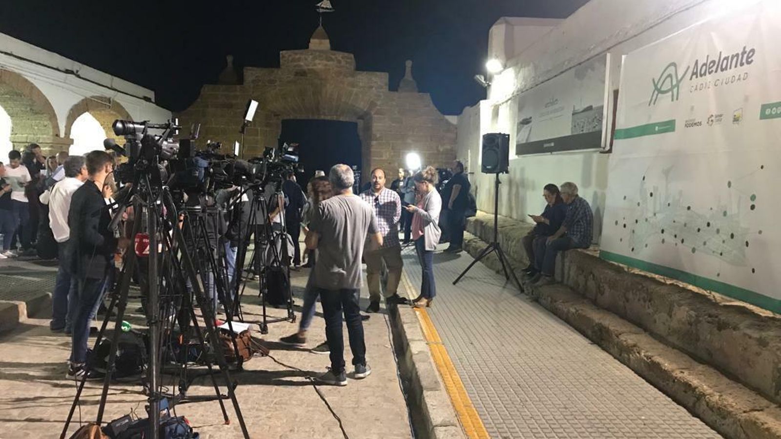 Medios de comunicación en la peña Juanito Villar.