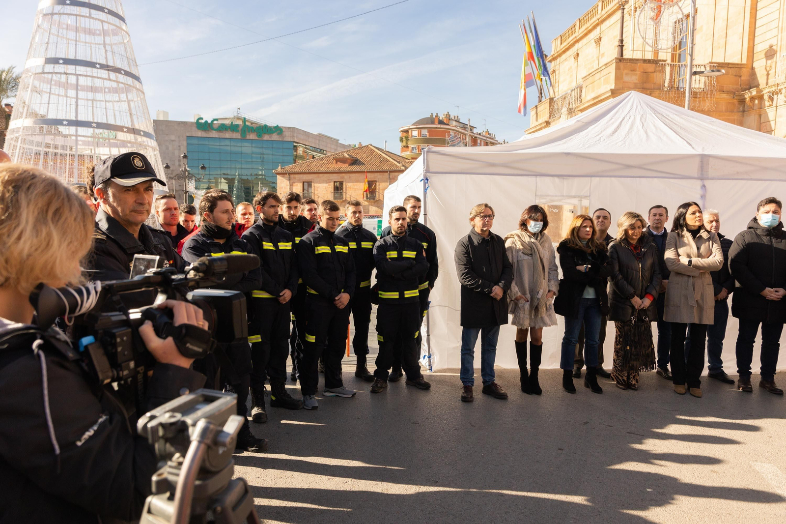 Más de 500 personas guardan un minuto de silencio en Linares por la trágica muerte de tres personas