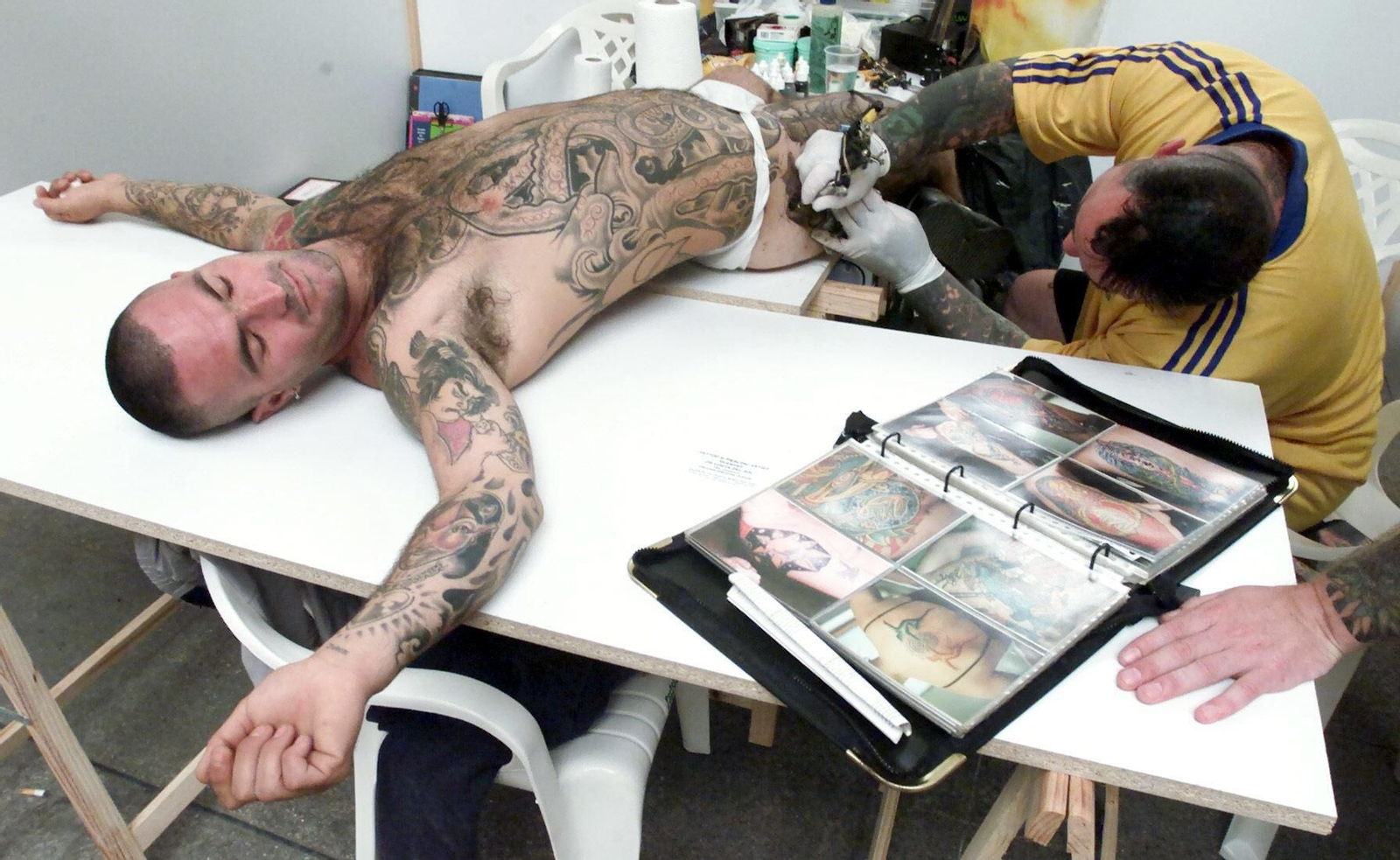 Joven con la mayor parte de su cuerpo tatuado