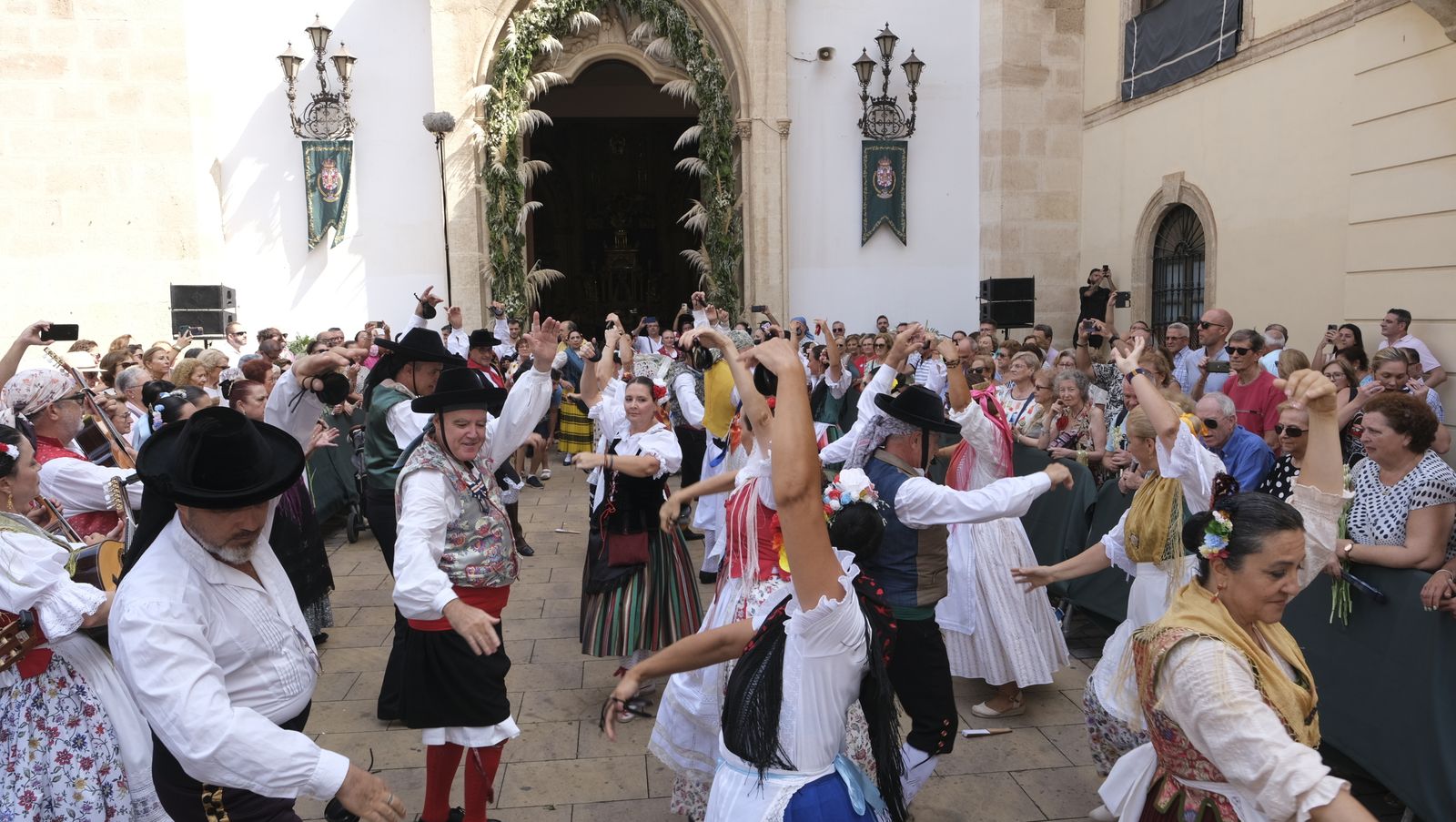 La ofrenda a la Virgen del Mar en imágenes