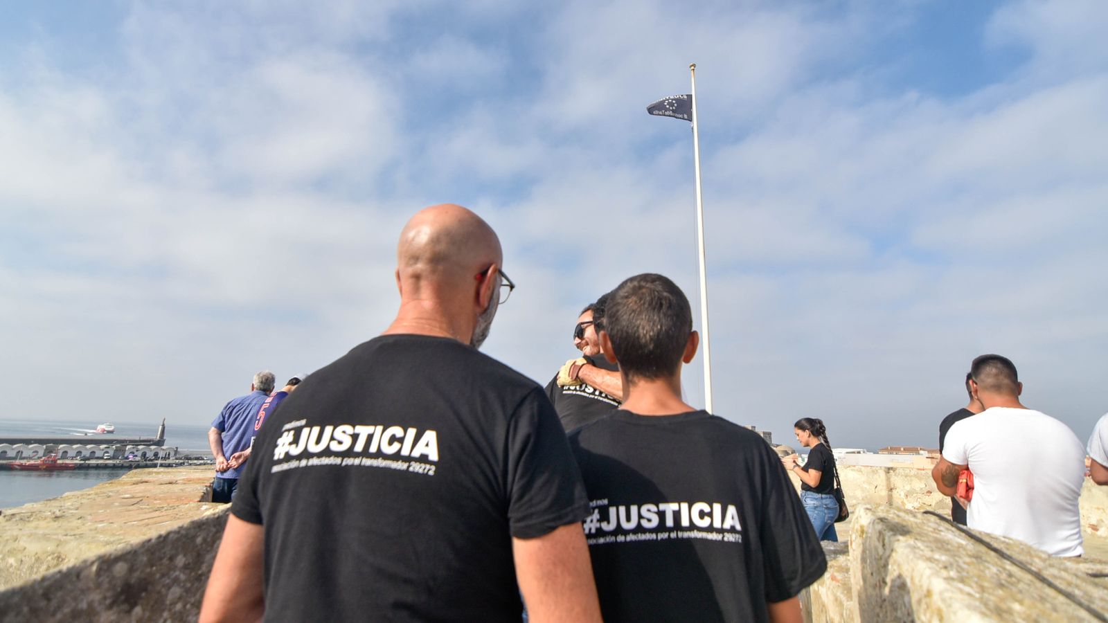 Homenaje a las victimas de la tragedia de 100% Fun Tarifa