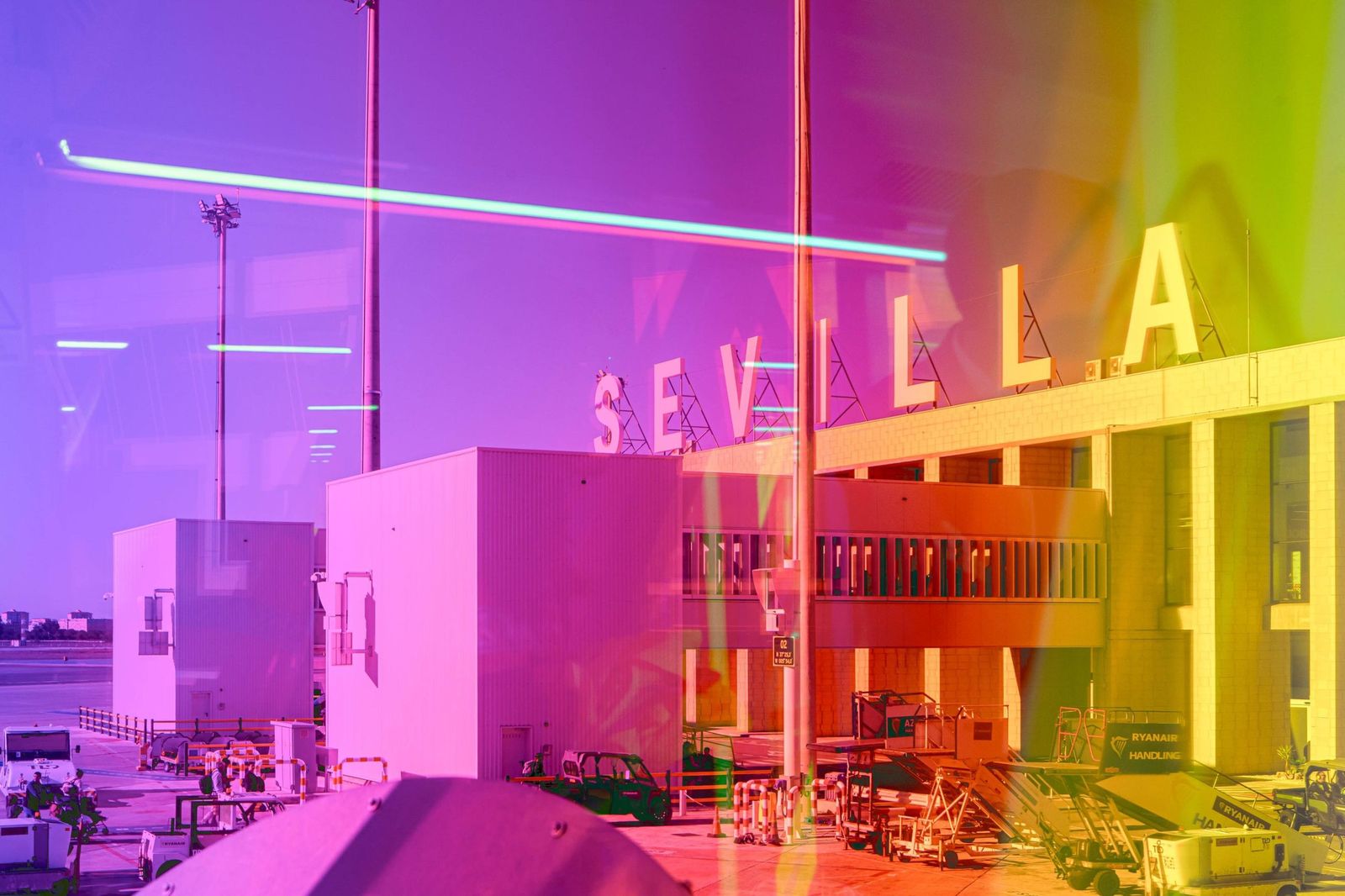 Vista del aeropuerto de Sevilla desde una de las pasarelas de embarque