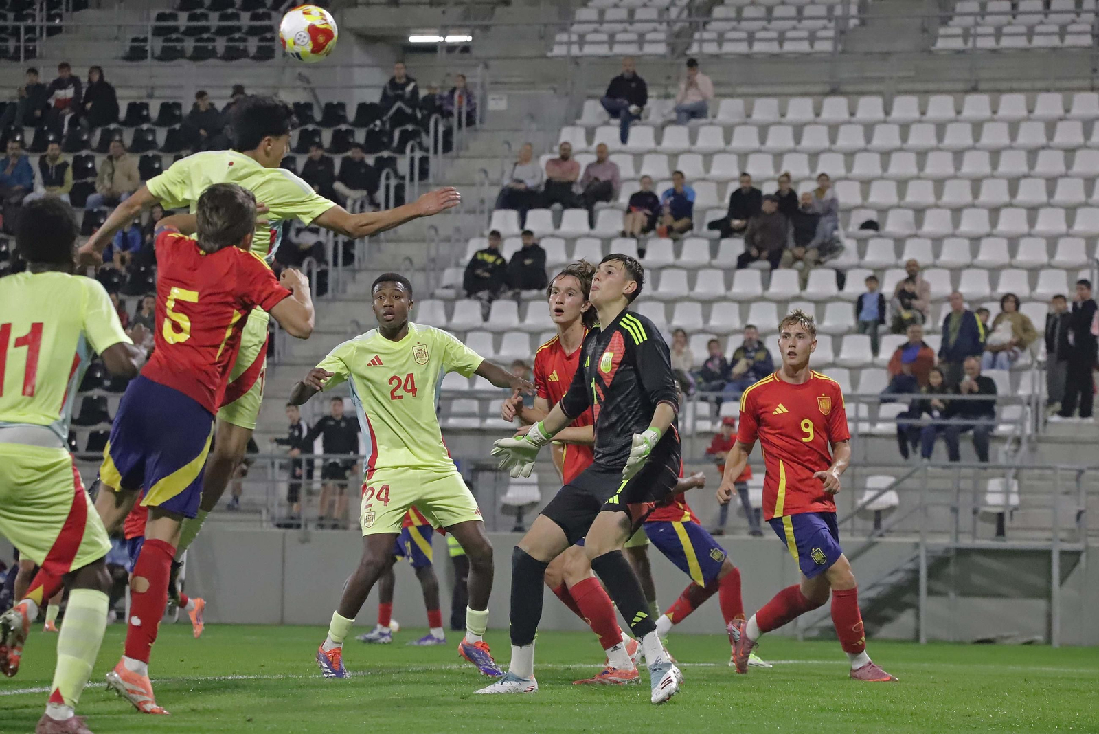 Fotos del partido de entrenamiento entre las selecciones nacionales sub-19 y sub-18 de España en La Línea