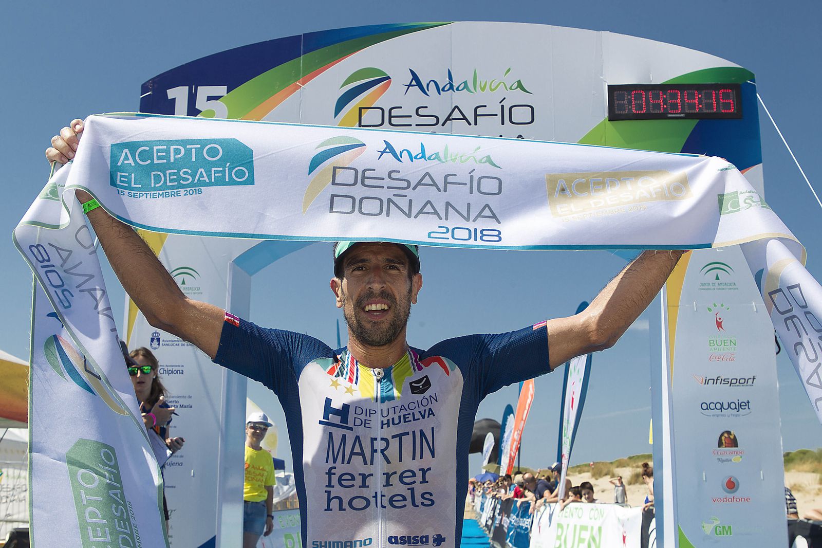 Emilio Martín, tras cruzar la meta en primera posición.