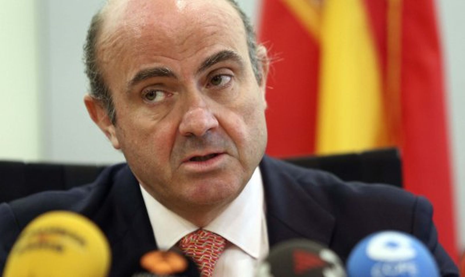 De Guindos asegura que revertirá toda la subida del IRPF aprobada en 2011